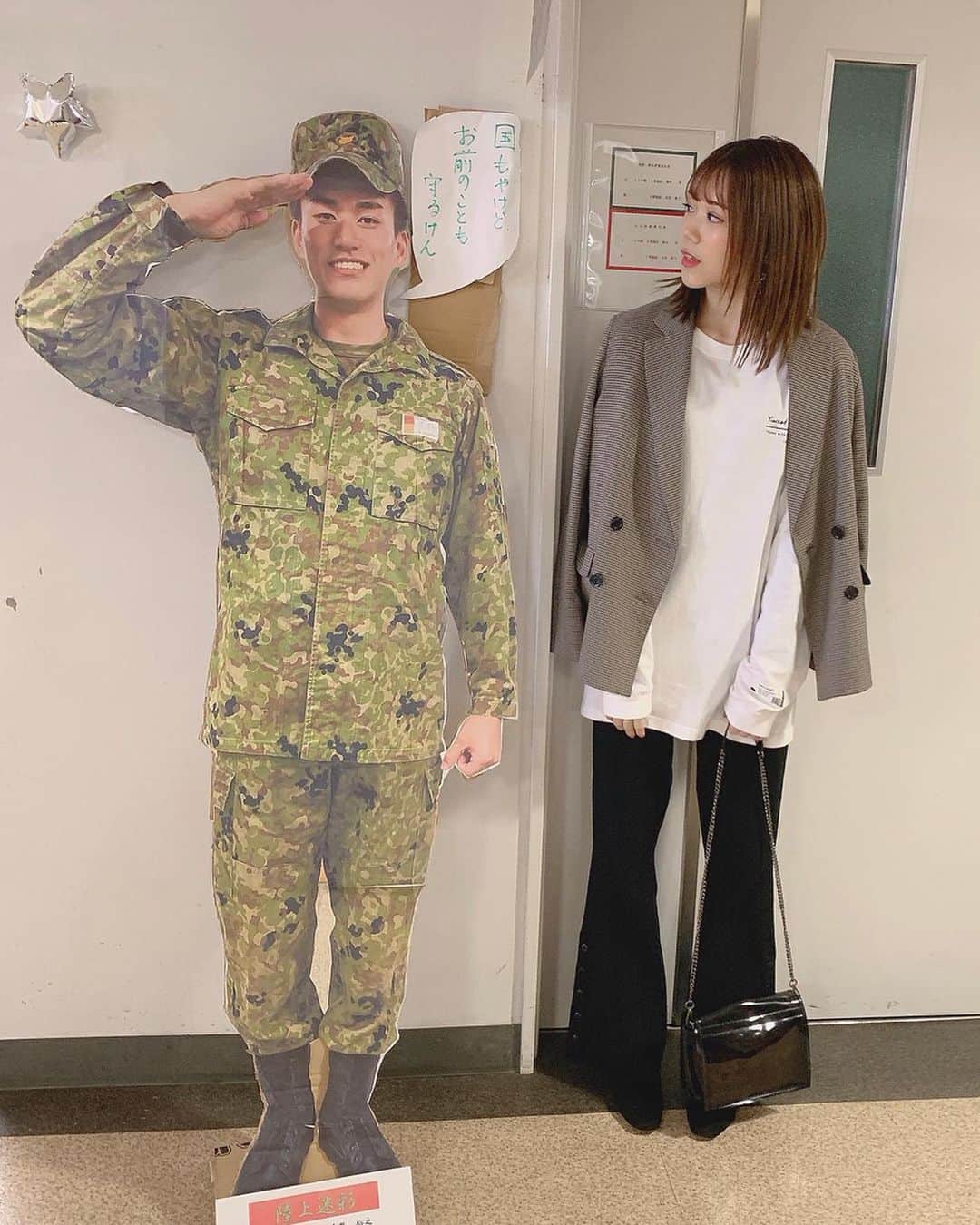 千田麻実のインスタグラム：「国もやけどお前の事も守るけん。⠀ きゅん、、⠀ ⠀ #防衛大学校 #防衛大学校開校記念祭  #けーてぃと撮り合いっこするん  #漫画にハマったけーてぃ  #ひっついていってハマった私」