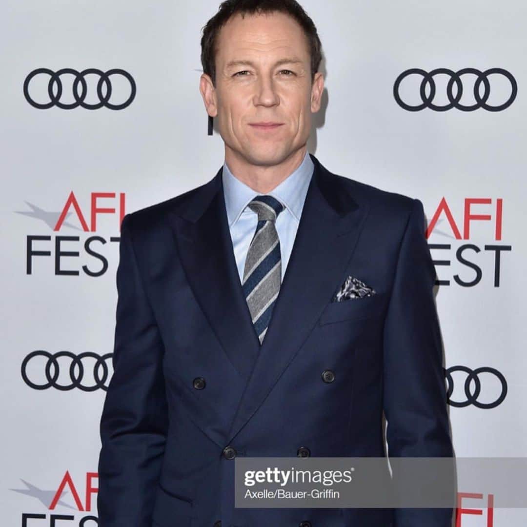 ギーブス&ホークスさんのインスタグラム写真 - (ギーブス&ホークスInstagram)「Actor #TobiasMenzies looking elegant in our classic Navy DB suit and seasonal tie at the #AFI red carpet in LA for the US premier of @thecrownnetflix.  Styled by @kennyhostylist」11月17日 20時08分 - gieveslondon