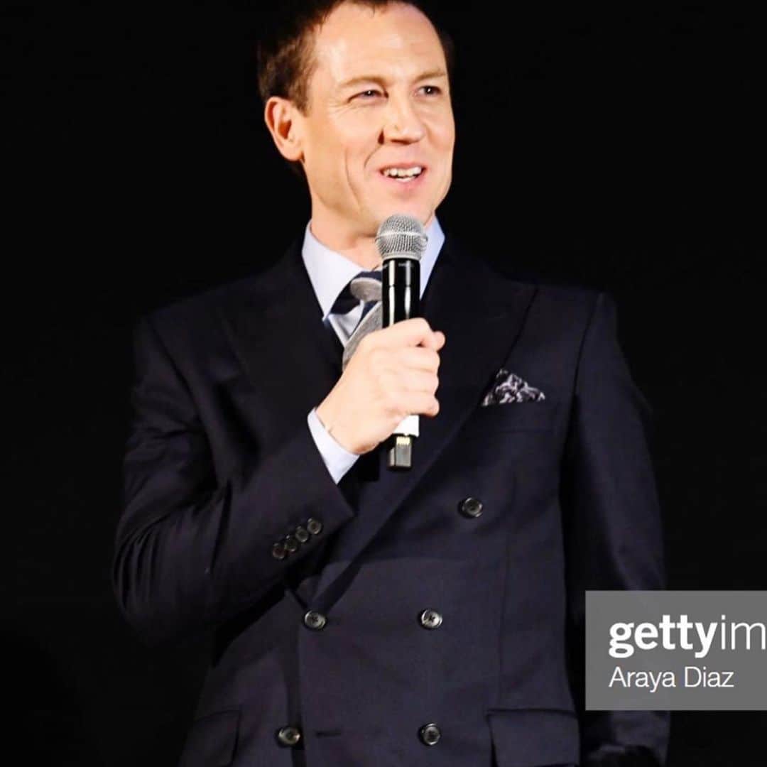 ギーブス&ホークスさんのインスタグラム写真 - (ギーブス&ホークスInstagram)「Actor #TobiasMenzies looking elegant in our classic Navy DB suit and seasonal tie at the #AFI red carpet in LA for the US premier of @thecrownnetflix.  Styled by @kennyhostylist」11月17日 20時08分 - gieveslondon
