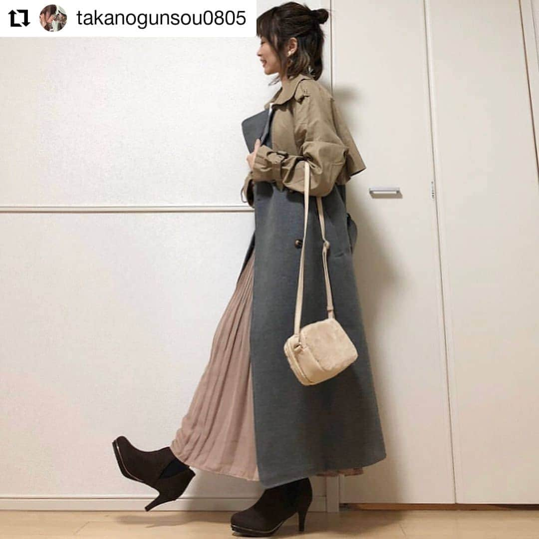 ハニーズ公式さんのインスタグラム写真 - (ハニーズ公式Instagram)「#Repost @takanogunsou0805﻿ • • • • • •﻿ ﻿ 『プリーツスカート』￥2,980﻿ 632-23-8224 ⑤キャメル﻿ ﻿ 『ファーショルダーBag』￥1,980﻿ 225-121-6664 ⑨ベージュ﻿ ﻿ 『サイドゴアブーツ』￥2,680﻿ 245-134-6748 ⑧ダークブラウン﻿ ﻿ @takanogunsou0805さんの投稿です。﻿ 素敵な投稿ありがとうございます♡﻿ ﻿ • • • • • •﻿ ．﻿ ．﻿ ．﻿ 軍曹さん🐈と散歩してたらね、﻿ 最近、よく鳥さんを確保しようと狙うんよ😵﻿ ．﻿ でもね、﻿ 軍曹さん🐈は、鳥さんに﻿ 低姿勢で隠れながら近づいてるけど。。。﻿ ．﻿ リードを持ってる私は普通に歩いてるからね🤣🤣🤣﻿ ．﻿ 軍曹さん🐈に走られた日には﻿ 私はついて行くのに必死でバタバタ足音立ててるからね🤣🤣🤣﻿ ．﻿ 鳥さんからは丸見え🤣🤣🤣﻿ ．﻿ それなのに、﻿ 毎回必死に鳥さんに向かってく姿に声を出して笑う私🤣🤣🤣﻿ ．﻿ 更に鳥さんにバレバレ🤣🤣🤣﻿ ．﻿ という毎日の日課でした😑﻿ ．﻿ ．﻿ ．﻿ ‐‐‐‐‐‐‐‐‐‐‐‐‐‐‐‐‐‐‐‐﻿ ．﻿ このトレンチっ‼️﻿ ．﻿ 異素材ドッキング❣️﻿ ．﻿ 可愛すぎるじゃろ⁉️﻿ ．﻿ これだけでも可愛いのに、﻿ 袖部分絞れるんよ‼️﻿ ベルト⁉️みたいなんで‼️﻿ ．﻿ そしたら、お袖がクシュんってなって﻿ またまた可愛いんよ🙈💕﻿ ．﻿ ▶️ @lagemme_ ◀️﻿ 異素材ドッキングトレンチコート💕﻿ ．﻿ ．﻿ ．﻿ ‐‐‐‐‐‐‐‐‐‐‐‐‐‐‐‐‐‐‐‐﻿ ．﻿ スカートもバッグもブーツも﻿ ぜぇーーーんぶ﻿ ▶️ @honeysofficial ◀️❣️﻿ ．﻿ サイズ感が私にはピッタリなんよぉーっ😍﻿ ．﻿ ．﻿ ．﻿ スカートは、﻿ ▶️ @honeysofficial ◀️﻿ プリーツスカート💕﻿ ↓↓↓﻿ 動くとフワンフワンするんよ❣️﻿ たまらんわいっ🙈﻿ ．﻿ ．﻿ ．﻿ ブーツは﻿ ▶️ @honeysofficial ◀️﻿ 屈曲サイドゴアブーツ💕﻿ ↓↓↓﻿ サイドゴアにヒールの組み合わせが﻿ 私のどタイプなんです😍❣️﻿ ．﻿ ．﻿ ．﻿ バッグは、﻿ ▶️ @honeysofficial ◀️﻿ ファーショルダーＢａｇ💕﻿ ↓↓↓﻿ お財布ショルダーでもあるんよ‼️﻿ ．﻿ お財布ショルダー好きで何個か持ってるけど、﻿ ここまで沢山入るのお初❣️❣️❣️﻿ ．﻿ こんだけ入ると便利だし﻿ フェイクファーでモコモコしててし可愛いよん❣️﻿ ．﻿ ‐‐‐‐‐‐‐‐‐‐‐‐‐‐‐‐‐‐‐‐﻿ ．﻿ ．﻿ ．﻿ ．﻿ #トレンチコート #ロングトレンチコート #ドッキングコート  #ラジエム #ラジエムコーデ #lagemme #サイドゴアブーツ #ファーバッグ #お財布ショルダー　#プリーツスカート #ハニーズ  #pr #honeys #wear 更新しました🙄」11月17日 20時17分 - honeysofficial