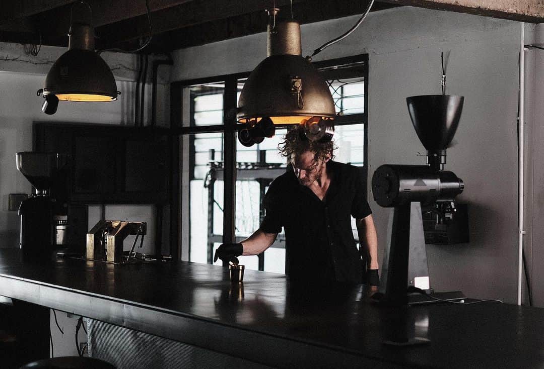 イプシー・キーラティさんのインスタグラム写真 - (イプシー・キーラティInstagram)「The black bar .  @solos.coffee」11月17日 20時12分 - gypsykeerati