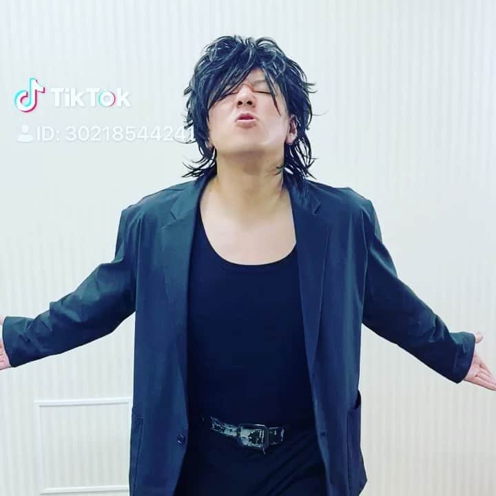 長田庄平のインスタグラム：「もしも氷室京介がマックのフライヤーだったら  ポテトが揚がる音  #氷室京介 #もしもシリーズ #ものまね  #マクドナルド #ポテト #tiktok  #チョコレートプラネット」