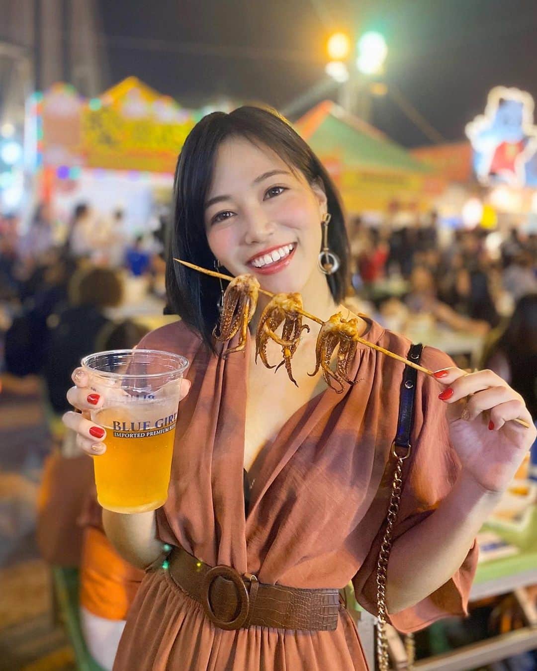 石井里奈さんのインスタグラム写真 - (石井里奈Instagram)「こんばんは😋💕 . 今夜は里奈ログスペシャル✨@マカオ . 今回のマカオ旅行の目的の一つ、マカオの食の祭典、マカオフードフェスティバルへいってきたよ🇲🇴💕 . 毎年11月に開催されていて、中国料理、ポルトガル・マカオ料理、日本料理などアジア各地のメニューを味わえる食の祭典✨✨（今年で19回目） . 本当にたくさんの人で賑わってて、色んなもの食べれて嬉しかった❤️ . 私は、bluegirlビールと大好物のいかのげそ焼き串🦑最高な組み合わせからスタート🍻❣️ . 他にも上海蟹や小籠包、海鮮包、牛肉麺、トッポギなどいろいろ食べたよ😋満腹〜！ . タピオカ屋もアジア各国の有名店が沢山出てて、ここにくれば、タピ巡りすぐできちゃう💕笑 . 来年も行きたいなぁー！ . マカオタワーの下でやってたのでマカオタワー見ながら、食べれるのも最高でした💕 . 今夜はマカオカジノに初挑戦🤔 勝てるように応援お願いします😂🃏 . @macao_japan #マカオ #アンバサダー #楽しさがとまらないマカオ #マカオ旅行 #澳門 #macau #マカオ観光 #タビジョ #屋台 #台湾グルメ #taiwan #グルメ旅 #グルメ女子 #macaofoodfestival #foodfestival #ビール #ビール女子 #上海蟹 #小籠包 #ご当地グルメ #festival #祭 #beer #ビール好き #串焼き #りなまるグルメ #アジアンフード #asian #タピオカ #タピ活」11月17日 20時15分 - ri7tin1025