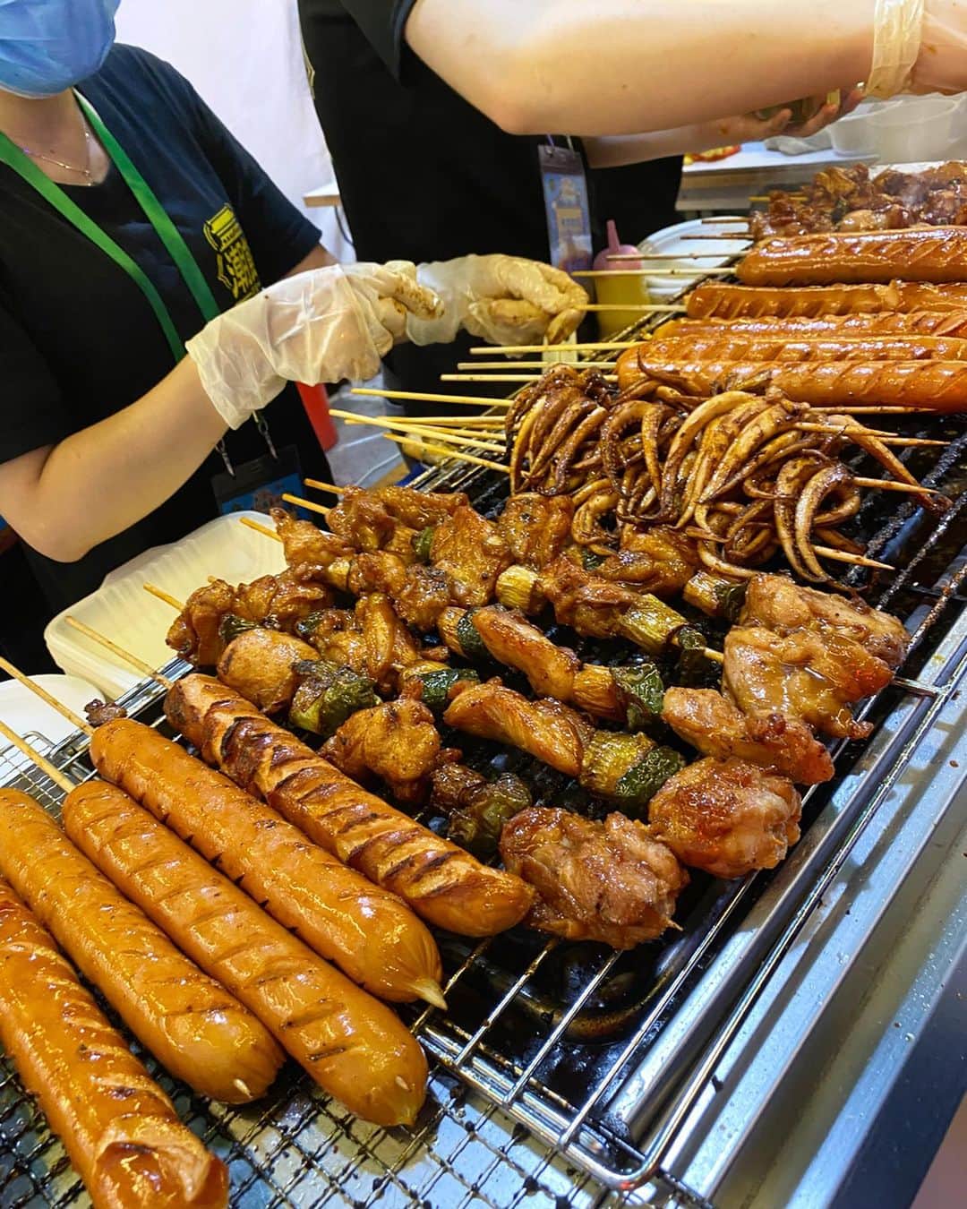 石井里奈さんのインスタグラム写真 - (石井里奈Instagram)「こんばんは😋💕 . 今夜は里奈ログスペシャル✨@マカオ . 今回のマカオ旅行の目的の一つ、マカオの食の祭典、マカオフードフェスティバルへいってきたよ🇲🇴💕 . 毎年11月に開催されていて、中国料理、ポルトガル・マカオ料理、日本料理などアジア各地のメニューを味わえる食の祭典✨✨（今年で19回目） . 本当にたくさんの人で賑わってて、色んなもの食べれて嬉しかった❤️ . 私は、bluegirlビールと大好物のいかのげそ焼き串🦑最高な組み合わせからスタート🍻❣️ . 他にも上海蟹や小籠包、海鮮包、牛肉麺、トッポギなどいろいろ食べたよ😋満腹〜！ . タピオカ屋もアジア各国の有名店が沢山出てて、ここにくれば、タピ巡りすぐできちゃう💕笑 . 来年も行きたいなぁー！ . マカオタワーの下でやってたのでマカオタワー見ながら、食べれるのも最高でした💕 . 今夜はマカオカジノに初挑戦🤔 勝てるように応援お願いします😂🃏 . @macao_japan #マカオ #アンバサダー #楽しさがとまらないマカオ #マカオ旅行 #澳門 #macau #マカオ観光 #タビジョ #屋台 #台湾グルメ #taiwan #グルメ旅 #グルメ女子 #macaofoodfestival #foodfestival #ビール #ビール女子 #上海蟹 #小籠包 #ご当地グルメ #festival #祭 #beer #ビール好き #串焼き #りなまるグルメ #アジアンフード #asian #タピオカ #タピ活」11月17日 20時15分 - ri7tin1025