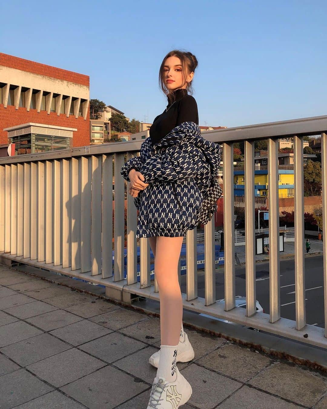 Elina 엘리나 (エリナ) さんのインスタグラム写真 - (Elina 엘리나 (エリナ) Instagram)「It is so cold in Korea. What season is it in your country?🍃🌥 패딩 없이 못다닐 날씨ㅠㅠ겨울에도 패션은 챙겨야 하는 1인❤️ . . . #mlb #mlbcrew #mlb메가다운 #mlb모노그램패딩 #mlb모노그램」11月17日 20時25分 - elina_4_22