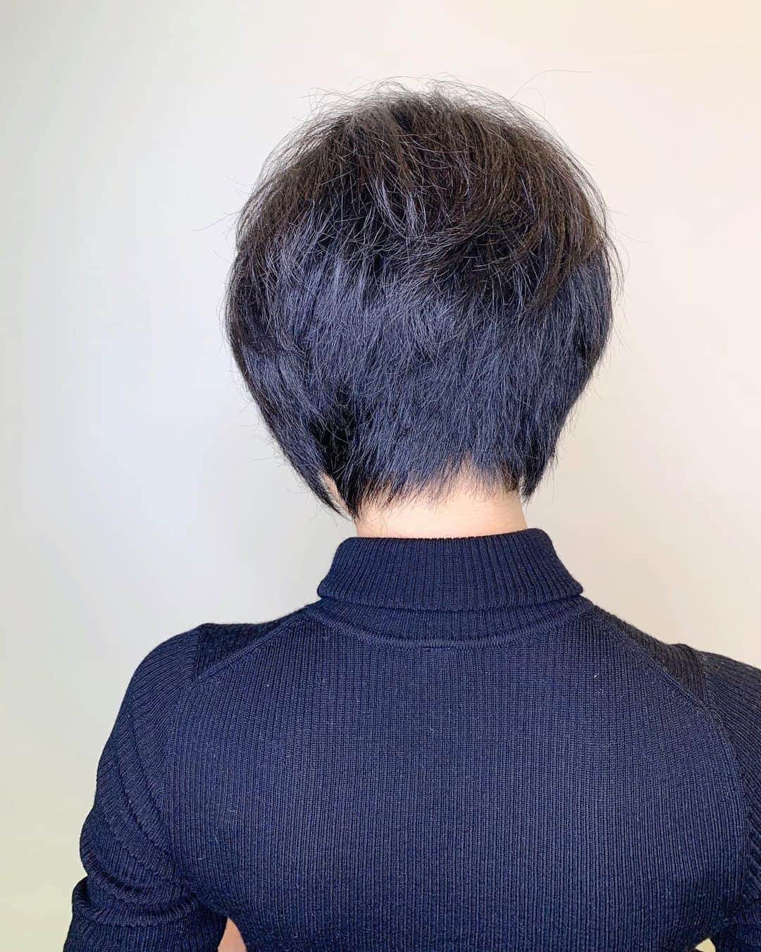 Miho Tanakaさんのインスタグラム写真 - (Miho TanakaInstagram)「ハサミ✂️の神様だと思う。  2時間頭動かさないようにせなあかんから、肩バッキバキなるけどあれだけ繊細にハサミ動かす人なかなかおらん🤔  全部おまかせ🙌ってよりも、このカットの一部始終を見逃さないように見ていたいような気持ちにもなるよ。  #髪の毛バッサリいきました #どんどん短くなる」11月17日 20時34分 - mie__blogger