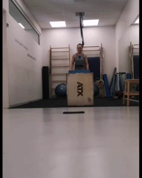 ハンナ・シューベルトのインスタグラム：「What kind of training im doing besides climbing? Mostly doing exercises like these☝️with @nickydeleeuw @physio4u_innsbruck 🙈 Working on my weaknesses like jumping skills, explosive power and balance :) Yeah I know these exercises look pretty easy but if you do 12 different ones, each of them twice, 10 reps on each and always add a little bit more extra weight it's quite tiring😅 I made some progress already but it's still a loooong way to go😜」