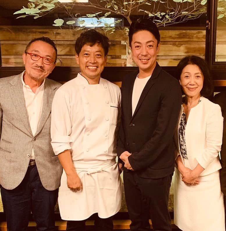 のインスタグラム：「「グランメゾン東京」第5話が間もなく放送です。﻿ ﻿ 本日の写真は、七月の松竹座公演に出演時に、大阪の中華料理店「中国菜エスサワダ」さんに、京都にあります中華料理店「京 静華」のオーナーシェフ宮本静夫さんご夫妻とお邪魔した時のものです。﻿ 澤田州平シェフの美味しいお料理をいただきながら、宮本シェフから料理の世界のお話を沢山伺い濃い時間を過ごしました。﻿ ﻿ #京静華　#中華菜エスサワダ　#グランメゾン東京」