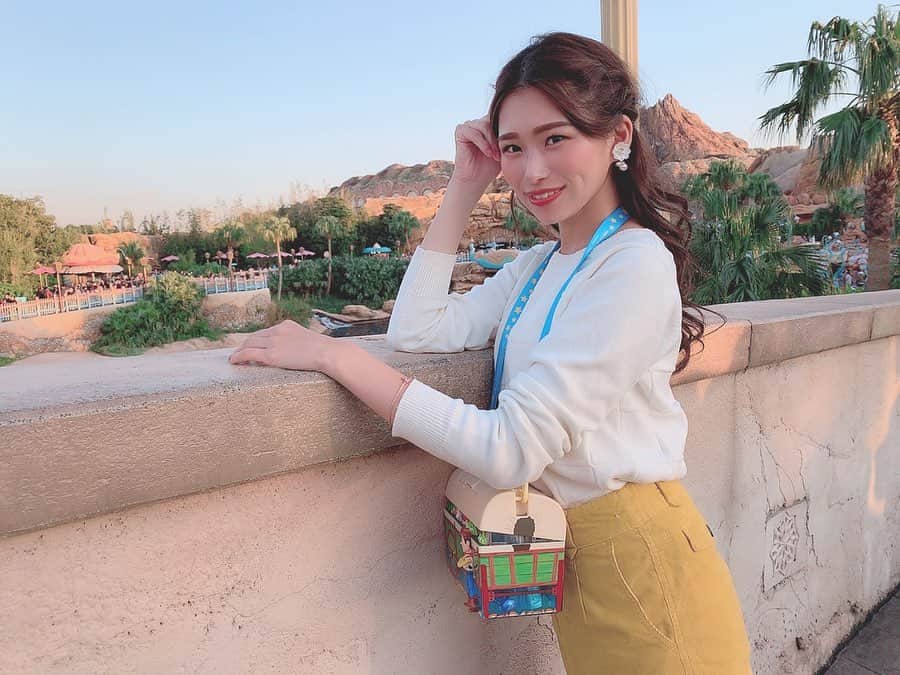 のインスタグラム：「┈❁┈┈❁┈┈❁┈ ・ ・ ・ ・ ・ 今シーズンが終わって ひと休み💁‍♀️💕 ・ ・ ・ ・ ・ #photo #holiday #disneysea  #japan #tokyo #japanesegirl  #follow_me #💞 #supergt #gridgirl #lexus ⠀ #スーパーgt #レースクイーン #休日  #黒髪ロング #コーデ #ディズニー」