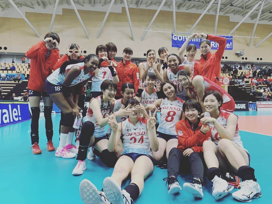 鍋谷友理枝のインスタグラム：「. 2019.11.17 . . ８勝目🐝 今週もたくさんの応援ありがとうございました‼️ 来週もチーム全員でがんばります😊✨ 引き続きたくさんのご声援よろしくお願いします💚💜💛💙❤ . . . #デンソーエアリービーズ  #vリーグはバレーだよ . #雪はただ静かに #まるであなたのように #あらしっくならわかるはず #帰りの一曲」