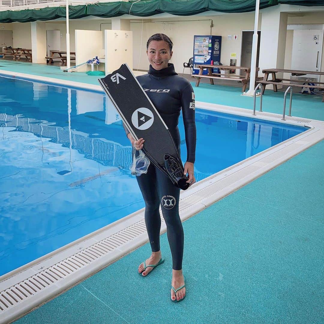 福田朋夏さんのインスタグラム写真 - (福田朋夏Instagram)「だんだんプールの水も冷たくなってきたけど、トレーニング始めたら冷たさも感じなくなってちょうどいいくらい✨✨ 水に入ると頭もスッキリしてやっぱり気持ちいい。 明日もがんばろー💪✨✨ #training #freediving #freedivingtraining @zero_wetsuits @alchemy_hellas @aqualungdivers @yamamotowetsuits」11月17日 20時31分 - tomoka_fukuda