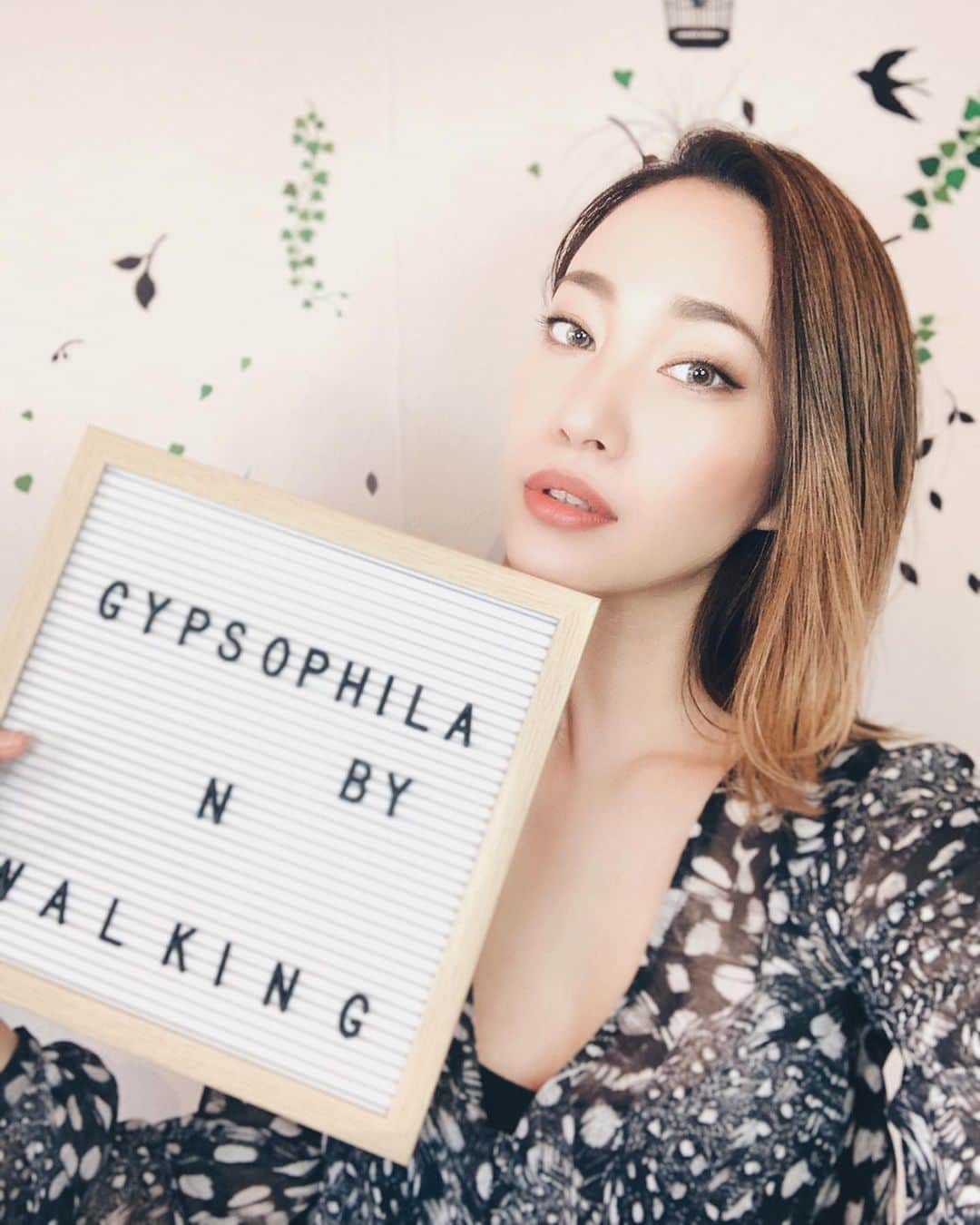 のインスタグラム：「「ご報告」 こそこそと準備して参りました、 ウォーキング&ビューティーサロンを オープンしました☺️💎 とは言っても、個人サロンとしての稼働を、 ウォーキングレッスンをメインにスタートし、どんなお客様でも美しい姿勢、歩きを習得出来るサロンとしてスタートしていきます！ 幅広く、美に関する事を支えていける場所にしたく「ビューティーサロン」と名しました。 今の時代、ウォーキングってモデルだけのモノでなく、経営者やコンテスト参加者、人生において目標のある方たちからの注目度が高い印象。 志しの高さと美意識の高さが同時進行しているなあ〜と感じます。 勿論、モデルはモデルとして習得すべき技量はありますが 日常動作としての歩きの美しさや前向きな心持ちが、お仕事に昇華評価されると思っています。  本日お越し下さったK様。 遠方からなのにも関わらず、ご連絡を下さった行動力のある女性。 これから一週間、トライして頂く自宅用トレーニングメニューをお渡し。 今日のレッスンだけでも、足の歪みの改善を行うだけで見違える足のラインになりました。 お悩み事に合わせて、生活の中から改善して行けるよう、カウンセリングをしっかり行います。 姿勢や骨格のチェックを行う為、レッスン内容は人それぞれ変わります。 . . . また小出しに情報をお出ししていきます🤨❤️ お楽しみに☺️ . . .  #gypsophila_by_n_walking  かすみ草の別名、ジプソフィラ。 好きな花。花言葉が「無邪気」 子供の様に無邪気で明るく、時に凛とし、儚さもありながら、引き立てる事も出来る大好きなお花。 そんな女性を目指して🥰 . . . #model #演出 #モデル講師 #ウォーキング講師 #ポージング講師 #モデルレッスン #ハイヒールウォーキング #ウォーキングレッスン#姿勢 #美姿勢 #スマイル #スマイルレッスン #スマイルウォーキング #モデルウォーキング #美ウォーキング　#美姿勢ウォーキング#素足ウォーキング#ウォーキングインストラクター#ワーキングマザー」