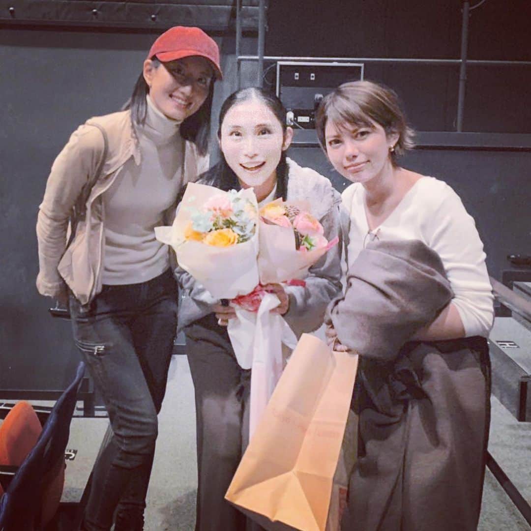 望月一花のインスタグラム：「大好きな友人@somaemi の舞台へ💐 ・ 活き活きと舞台上で輝く彼女は とっても綺麗だった💖 会うときはゆるりとしてるのに かっこよい女優魂の役者姿に また惚れました💖 いつも寛ぎと刺激をありがとう❣️ ・ 1枚目の写真、帽子をとり忘れて 顔が見えないワタシ…😂🧢」