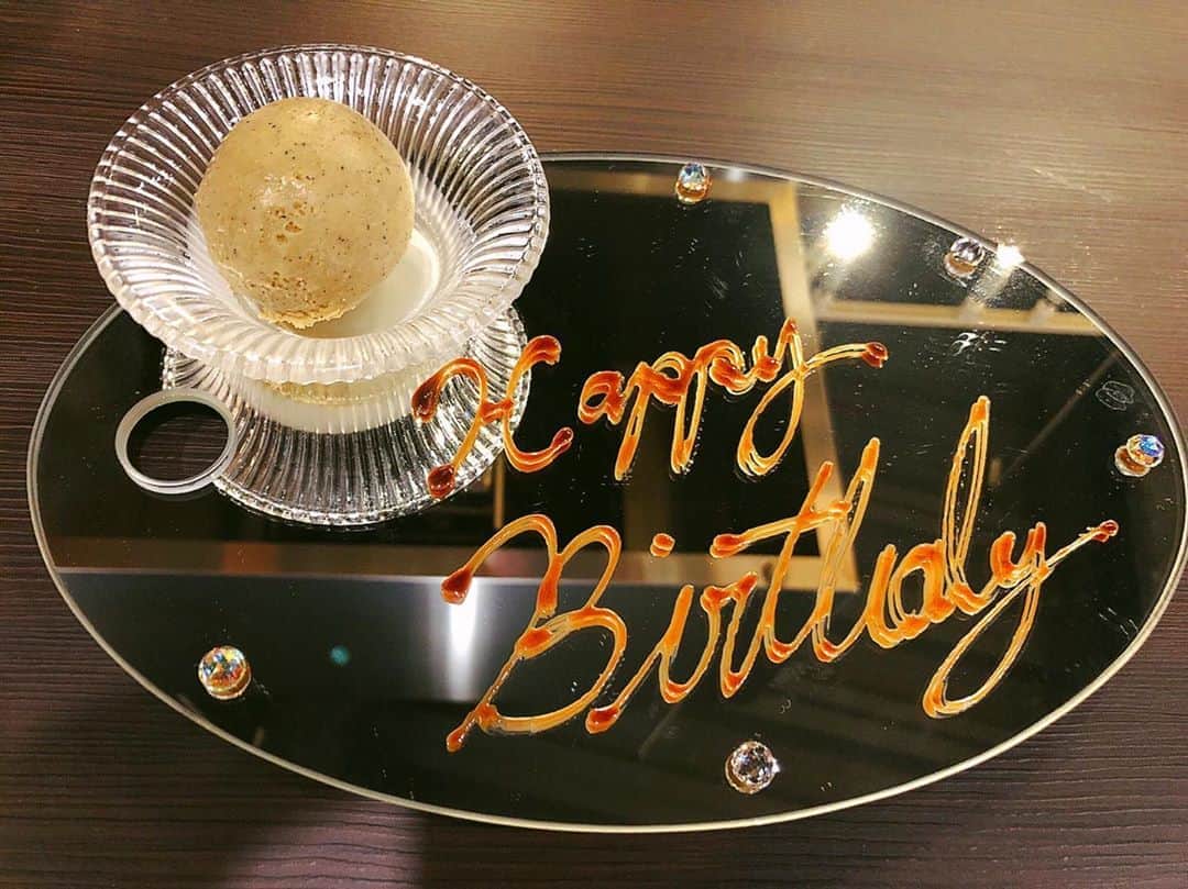 DJ みぃのインスタグラム：「今年の誕生日ディナーは大好きなお肉祭りでした😍✨こだわりが凄くて、さまざまな地域のお肉や食べ方で楽しむことができました🥺🍽本気すぎるサプライズまで😭たくさんたくさんありがとう😌💓 #マイバースデー #11月18日 #サプライズにはほんとびっくり #友人はスパイ笑」