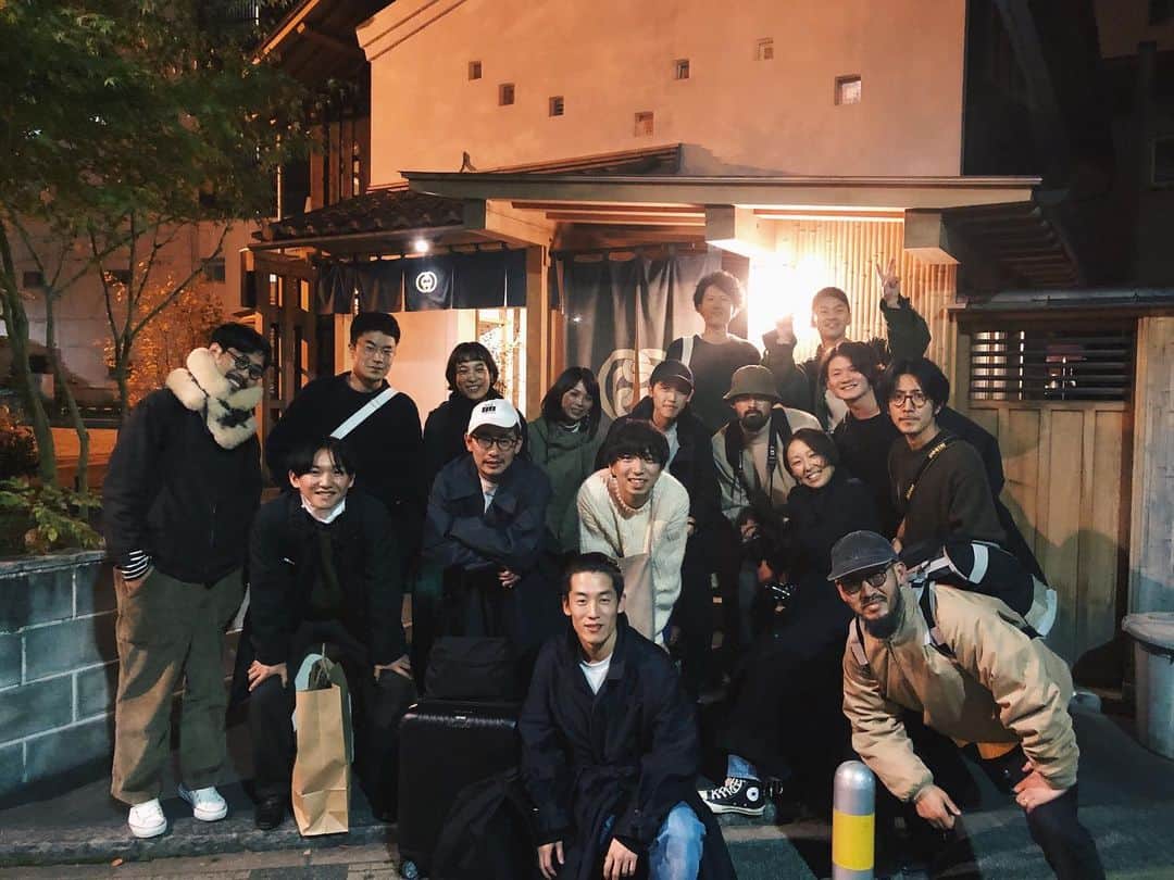 yukiのインスタグラム：「#僕らが纏うモノ  モノに込められた「本当の価値」に出会う旅。  11/2、「僕らが纏うモノ」をテーマに活動するエンドウダイキとぼくが主催する初のツアーを終えました。  ご参加いただきました皆さん、 そして本ツアーにご協力いただきました月山紡績さん、山形整染さん、奥山メリヤスさん、nariwaiさん、本当にありがとうございました。  本当に素敵な、充実した時間を過ごさせていただきました。  ㅤㅤㅤㅤㅤㅤㅤㅤㅤㅤㅤㅤㅤ そのツアーの様子を撮影した動画をYouTubeにアップしましたのでもしよかったら見てみてください。 ㅤㅤㅤㅤㅤㅤㅤㅤㅤㅤㅤㅤㅤ また参加者の1人がツアーの感想をnoteに書いてくれました！ そちらも合わせてぜひご覧ください。 ㅤㅤㅤㅤㅤㅤㅤㅤㅤㅤㅤㅤㅤ ツアー動画は僕のプロフィールに貼り付けてあるURLから、 noteはストーリーズのリンクからどーぞっ！  どんなツアーだったのか、 少しわかっていただけると思います。」