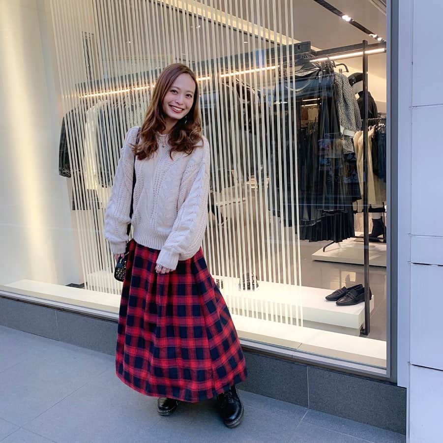 のインスタグラム：「♡♡﻿ ﻿ ﻿ 先日のcode👠﻿ ﻿ ﻿  knit / #ECLlN﻿  bag / #MICHEALKORS﻿  skirt / #colony2139 (去年の  boots / #DrMartens﻿ ﻿ ﻿ ニット大好きやからニットばっかり着ちゃう🧶💛﻿ ﻿ ﻿ このニット肩のとこのステッチも好きやし、﻿ 模様もいろんな模様が入ってるから好き🥴💚﻿ ﻿ ﻿ この時期はニット着るよね😚💗？﻿ ﻿ ﻿ ﻿ #mai___fashion #mai___code#code #コーデ #コーディネート #coordinates #fashion #ファッション#outfit #笑顔 #smile #ootd #お洒落さんと繋がりたい #可愛い #秋コーデ #カジュアル #カジュアルコーデ #ラフコーデ #冬コーデ #knit #ニット #ニットコーデ #スカート」