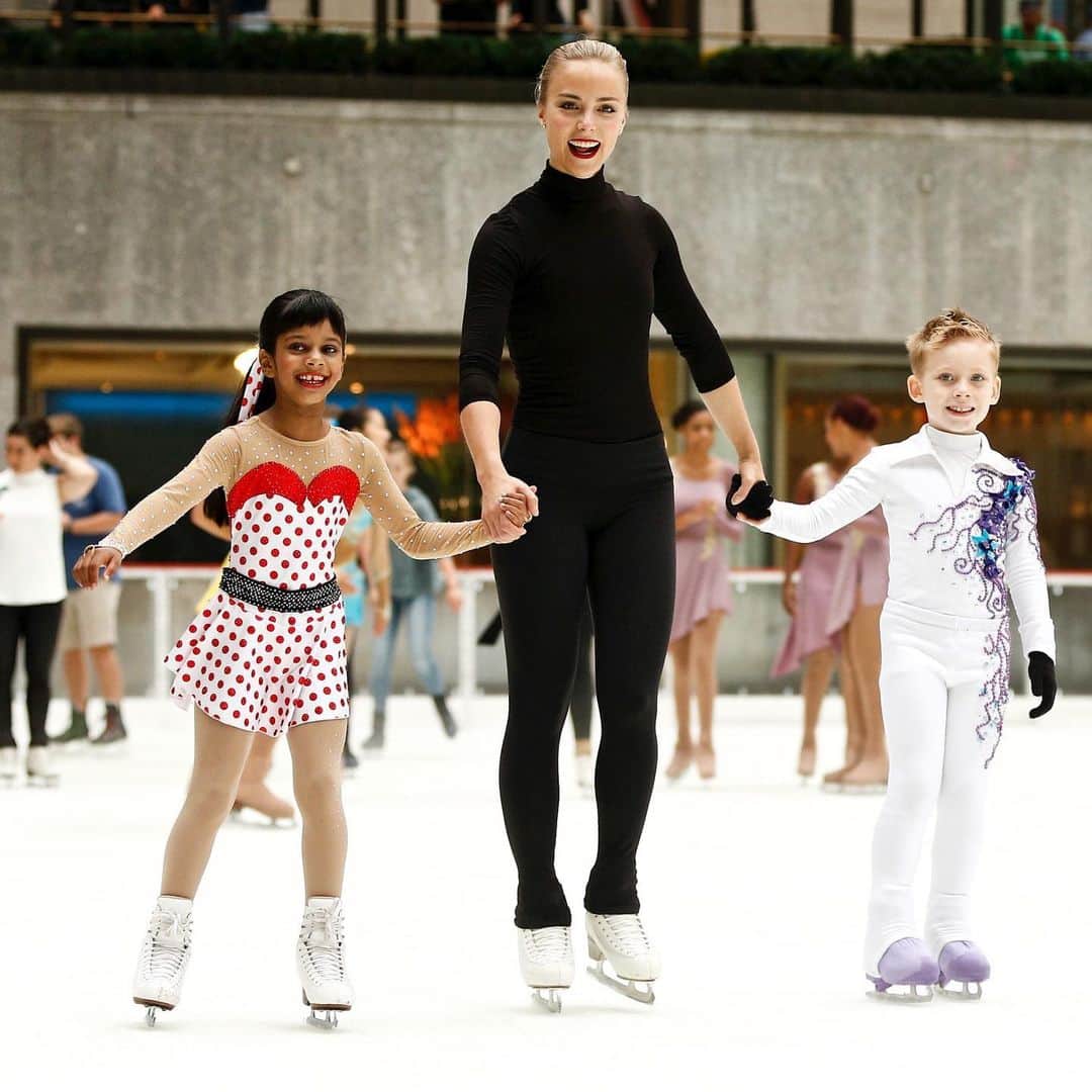 キーラ・コルピのインスタグラム：「Last year at the opening of @rockcenterrink. How contagious is the joy of children...❤️❤️❤️❤️❤️」