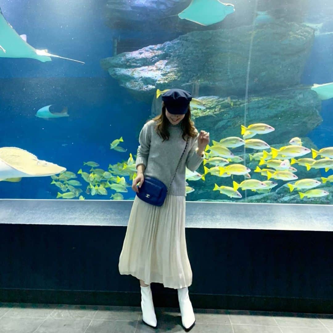 のインスタグラム：「・ ・ 久しぶりの水族館🐠 癒されたー♡ 水槽の中までクリスマスだったのには ビックリしました🤣 ・ ・ knit→#lialapg  skirt→#estnation boots→#zara bag→#chanel ・ ・ #coordinate #outfit #ootd #look #style #fashion #wardrobe #instagood #instafashion #コーティネート #ファッション #ママコーデ #ママコーディネート #ママファッション」