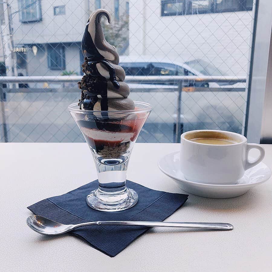 のインスタグラム：「〆 ・ ・ ☕️☕️☕️ 久々に女の子みたいなもの食べたおいちい☝️🏿マックのポテト食べたくなったけど。」
