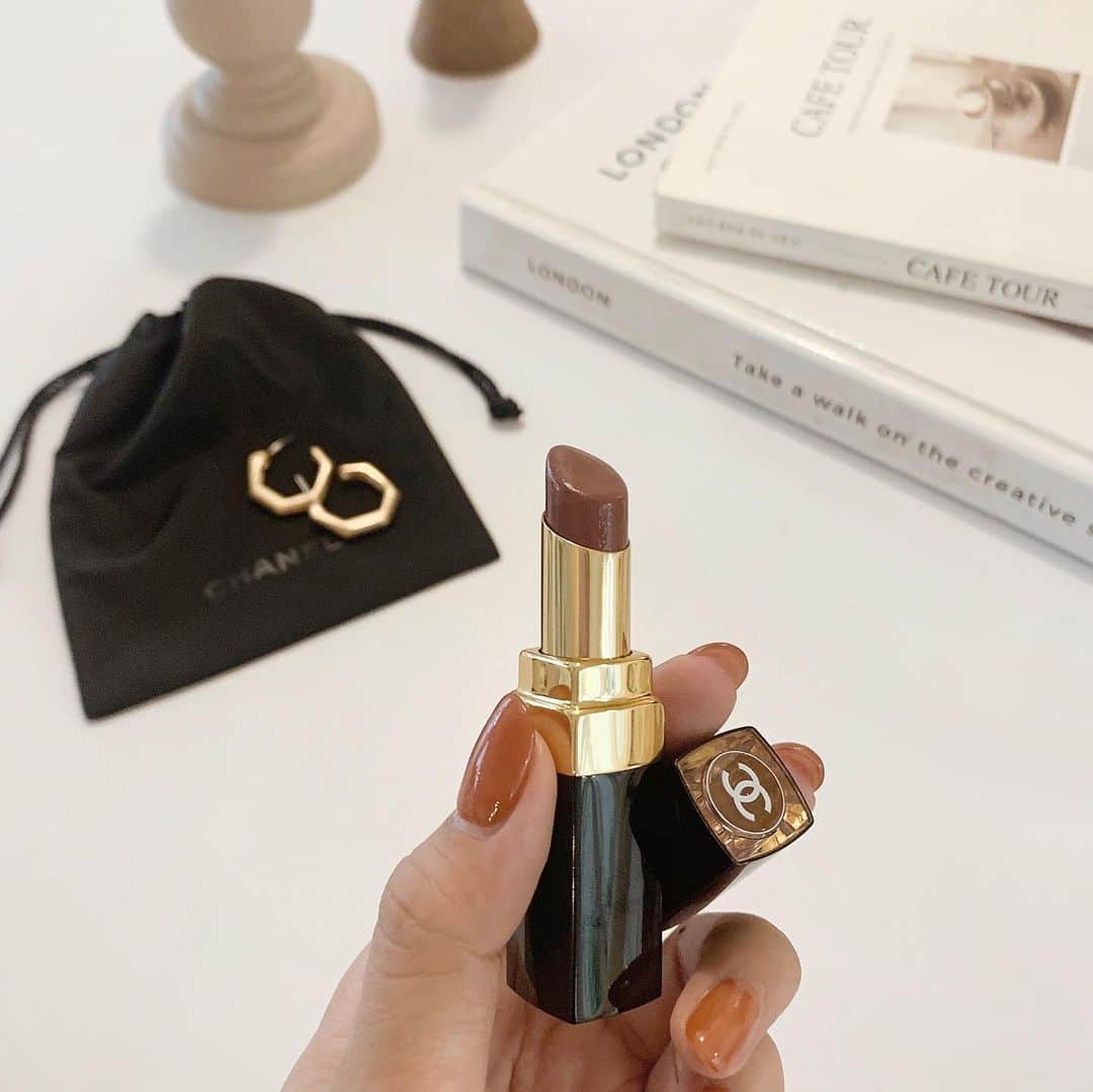 のインスタグラム：「お気に入りリップ♥︎ ㅤ @chanel.beauty ルージュココフラッシュ 56 モマン ㅤ SUQQUのよりツヤがあって ピンクブラウンみたいな色💄 最近はこれをよくつける☺️♡ ㅤ #chanel #lip #cosme #シャネル #リップ #ブラウンリップ」