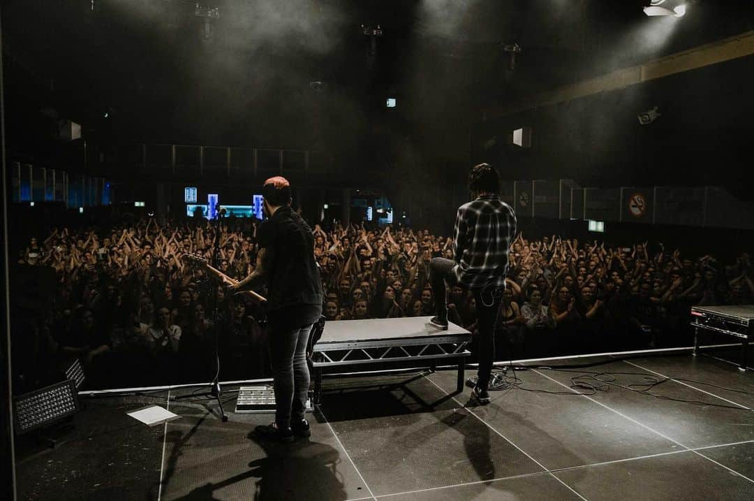 ニック・マーティンさんのインスタグラム写真 - (ニック・マーティンInstagram)「Frankfurt, we love you ❤️ Last night goes down in Sirens history as one of the craziest headlining shows we’ve ever had in Germany. Hearing you sing every single word to every new song completely blows my mind. Much love to you ✌🏽❤️ Danke schön!」11月17日 20時46分 - nodirectioncasa