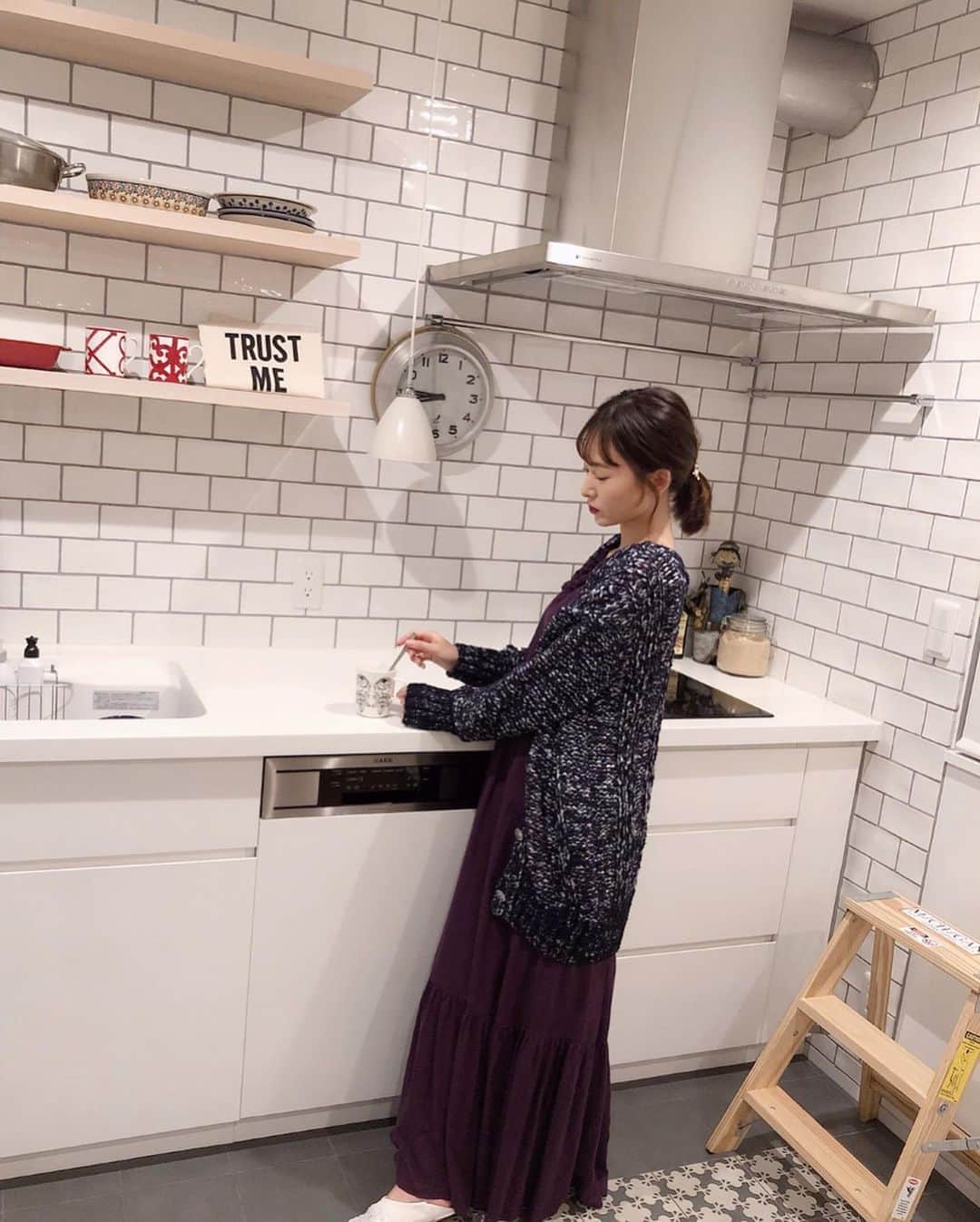 西川瑞希（みずきてぃ）さんのインスタグラム写真 - (西川瑞希（みずきてぃ）Instagram)「Myキッチン...❤︎基本的に自炊派なので、遅く帰宅してもなるべく作るようにしてます☺︎朝昼晩、しっかり食べるよ！ . 左側には調理器具や食器棚を！最初プレゼントでもらってからお気に入りになって @balmuda だらけ// #スワイプしてみてね . 写真にはないけどクビンズの #サイレントジューサー でコールドプレス野菜、フルーツジュースも作ったり🍹 . 今夜は何にしようかな❤︎ . #mizukiroom #myroom #マイルーム #キッチン」11月17日 20時48分 - mizuki_nishikawa_