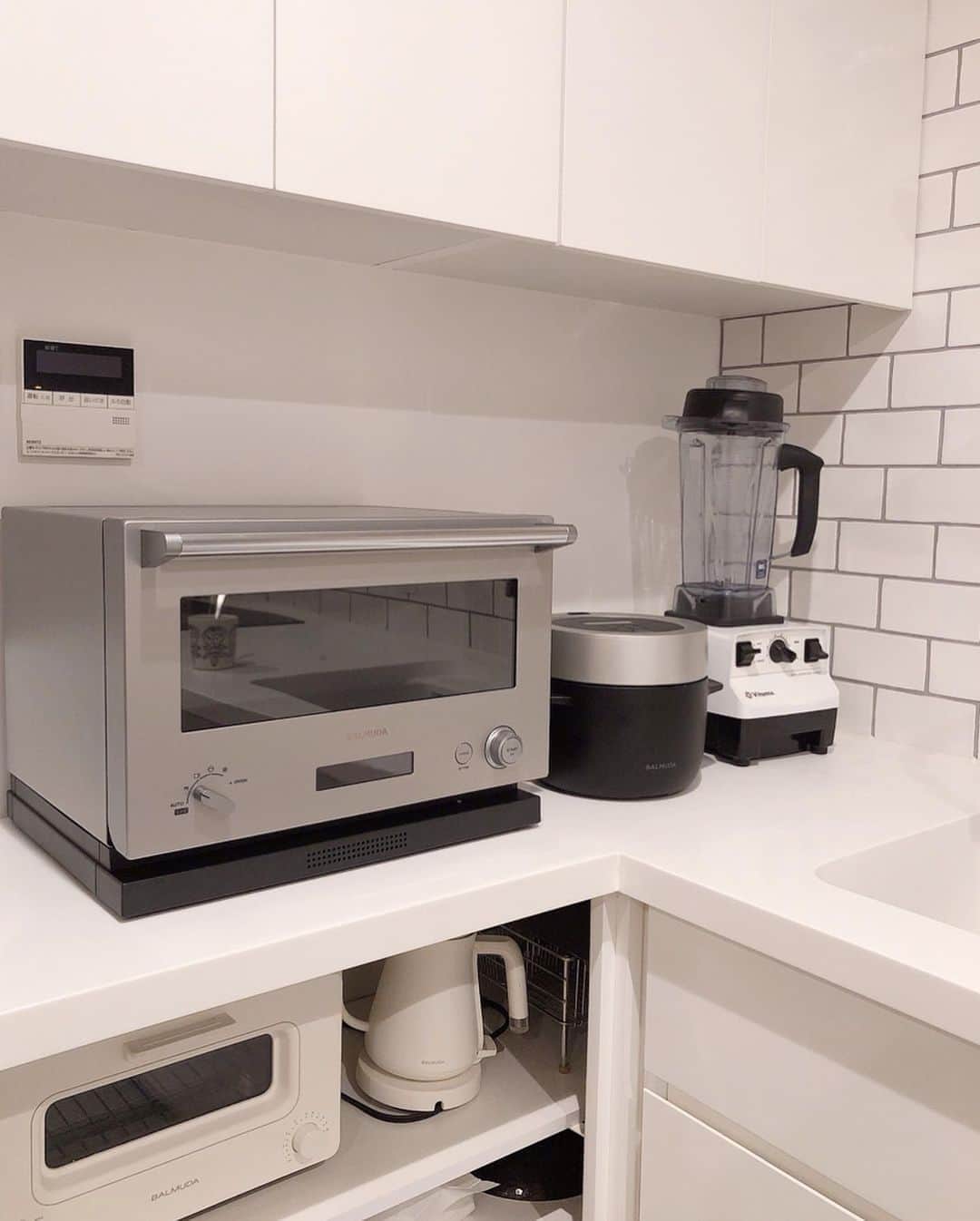 西川瑞希（みずきてぃ）さんのインスタグラム写真 - (西川瑞希（みずきてぃ）Instagram)「Myキッチン...❤︎基本的に自炊派なので、遅く帰宅してもなるべく作るようにしてます☺︎朝昼晩、しっかり食べるよ！ . 左側には調理器具や食器棚を！最初プレゼントでもらってからお気に入りになって @balmuda だらけ// #スワイプしてみてね . 写真にはないけどクビンズの #サイレントジューサー でコールドプレス野菜、フルーツジュースも作ったり🍹 . 今夜は何にしようかな❤︎ . #mizukiroom #myroom #マイルーム #キッチン」11月17日 20時48分 - mizuki_nishikawa_