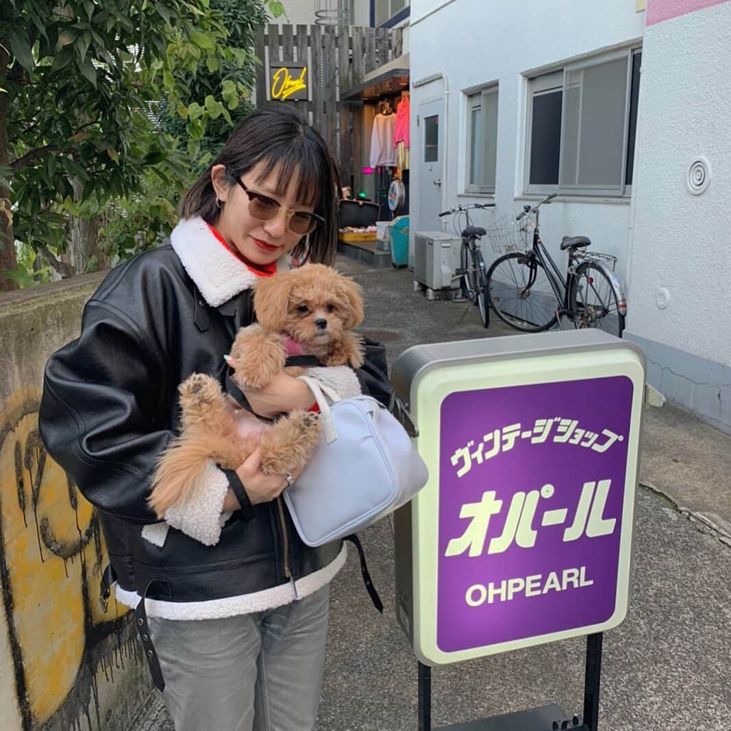 Manitasのインスタグラム：「コマニ、原宿表参道デビュー！ 見るもの全てが新鮮で楽しそうだたなぁ〜 記念にオパールちゃんの前でも記念写真を撮りました👩🏻🐶🏩 何がなんだかわかてなくてかわいいコマニです。 🐶 @comanichaaaaan #気づいたらすごく久しぶりの投稿でした」