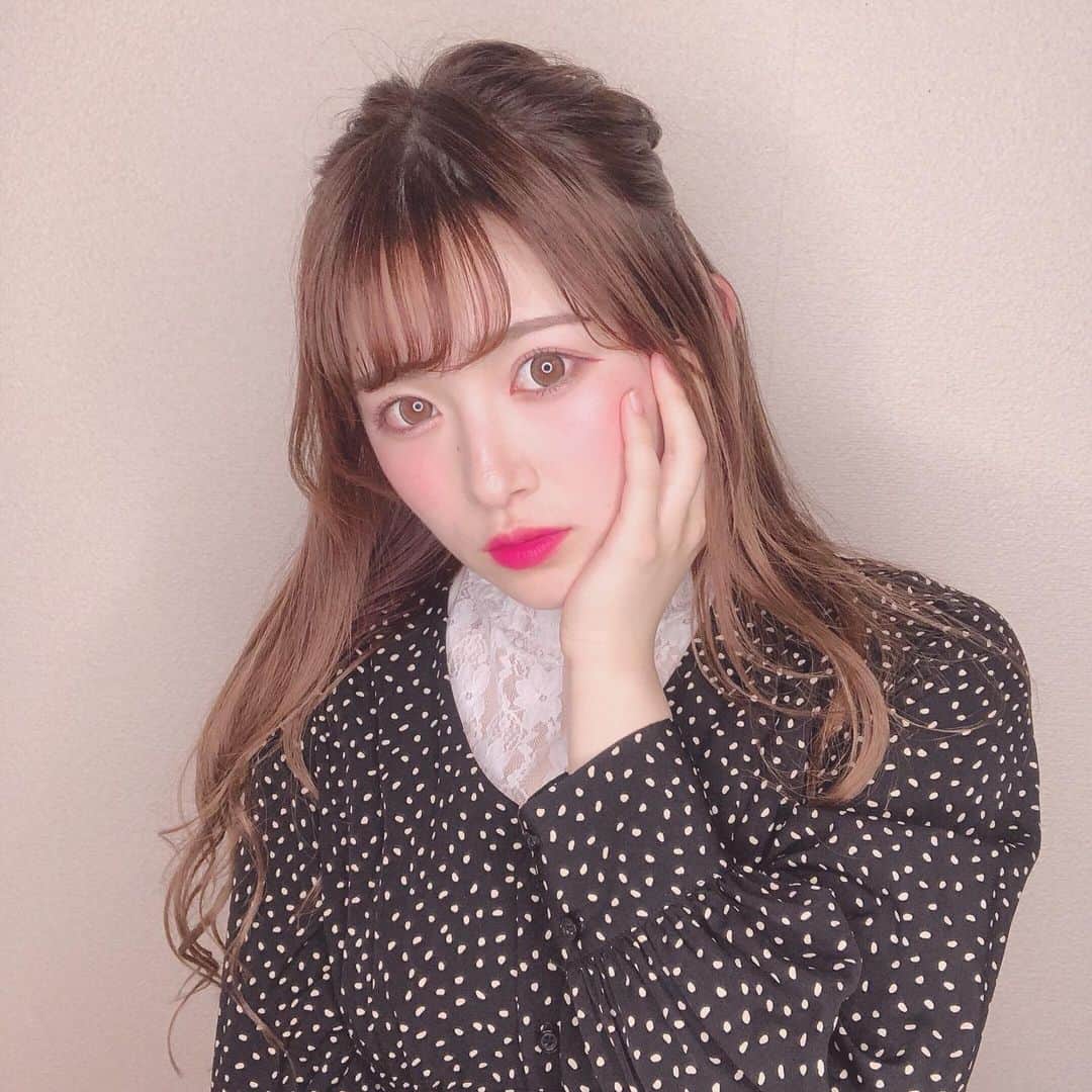青木菜花のインスタグラム：「.﻿ .﻿ にこにこにこ☺️﻿ みんなは私のどんな投稿が見たい？！😧﻿ .﻿ .﻿ #セルフィー #リングライト #ハーフアップ #instalike #instagood #instalove #f4f #l4l」