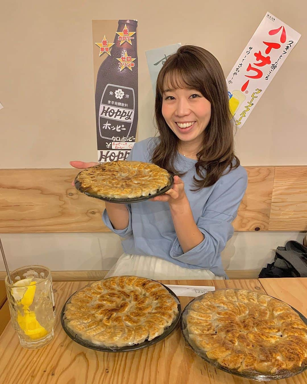 中橋舞さんのインスタグラム写真 - (中橋舞Instagram)「.﻿ 餃子🥟✖️レモンチューハイ🍋﻿ 最強説🌟﻿ ﻿ お箸が進む🥢﻿ 2人で140個完食😋﻿ ﻿ ﻿ 横浜西口にある餃子のお店！﻿ 餃子の大きさは﻿ 一口餃子🥟﻿ 一口サイズって食べやすいよね‼️﻿ ﻿ #店内のBGMが入った瞬間SMAP﻿ だった❤️﻿ それだけでええお店認定しちゃう🎖﻿ ﻿ ✔️なんにもつけず﻿ ✔️塩で﻿ ✔️しょうゆで﻿ ✔️柚子胡椒で﻿ 味変楽しんだ❤️﻿ ﻿ ﻿ 満腹❤️❤️﻿ ﻿ -------------------------------﻿ 🚃 #横浜﻿ 👟 徒歩5分﻿ 🥢 #博多餃子舎603横浜西口店﻿ @603.yokohama﻿ -------------------------------﻿ ﻿ #横浜グルメ#横浜餃子 #餃子モツ鍋 ﻿ #フードハンターまい #餃子 #🥟﻿ #レモンチューハイ #yokohama﻿ #横浜ディナー #gyouza #一口餃子」11月17日 20時58分 - mai_nakahashi