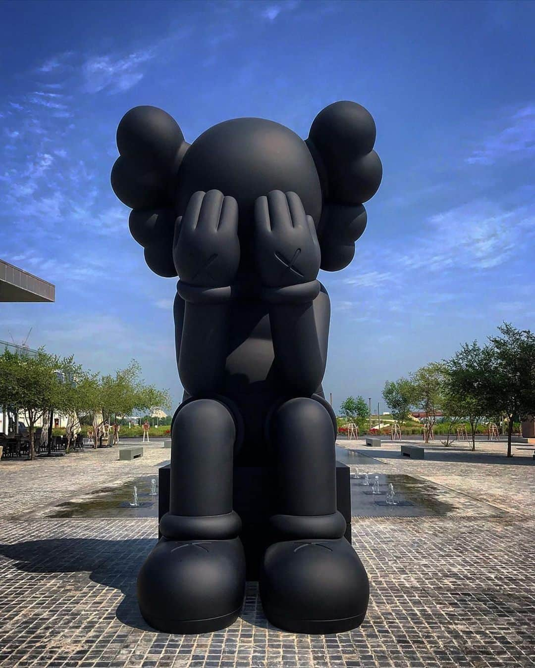 KAWSONEさんのインスタグラム写真 - (KAWSONEInstagram)「#Repost @jontywilde ・・・ KAWS HE EATS ALONE at the Doha Fire Station Gallery.  #kaws」10月25日 5時58分 - kaws