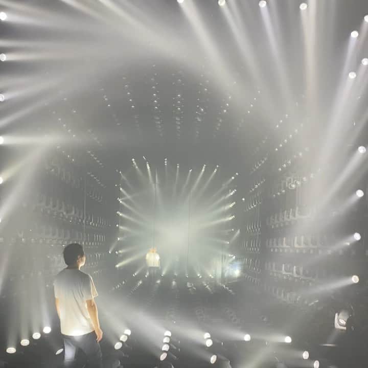 猪子寿之のインスタグラム：「The flow of time in the light sculpture only in the mirror is delayed. This is a full mirror, not a half mirror.  The Sculpture of Time Distortion in a Mirror 鏡に映った光の立体物の時間だけが遅れていく。 ハーフミラーじゃなくて普通のミラーだよ。 open 2019/11/5  #teamlabborderlesss #shanghai  #teamlabborderlessshanghai  #teamlab  https://borderless.teamlab.art/shanghai/  #チームラボ #チームラボボーダレス #上海」