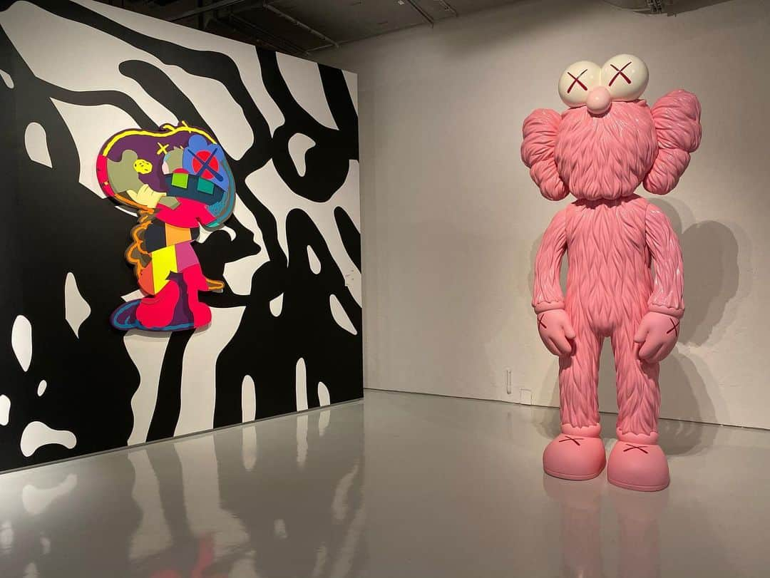 KAWSONEさんのインスタグラム写真 - (KAWSONEInstagram)「KAWS: HE EATS ALONE Thanks for everyone who came out tonight! @dohafirestation @qatar_museums #GermanoCelant @2x4inc #KAWS #KAWSDOHA」10月25日 5時15分 - kaws