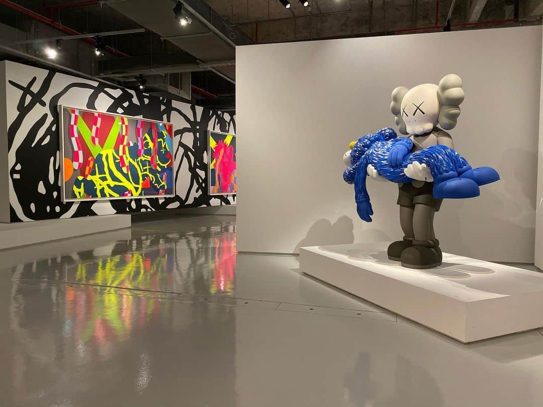 KAWSONEさんのインスタグラム写真 - (KAWSONEInstagram)「KAWS: HE EATS ALONE Thanks for everyone who came out tonight! @dohafirestation @qatar_museums #GermanoCelant @2x4inc #KAWS #KAWSDOHA」10月25日 5時15分 - kaws