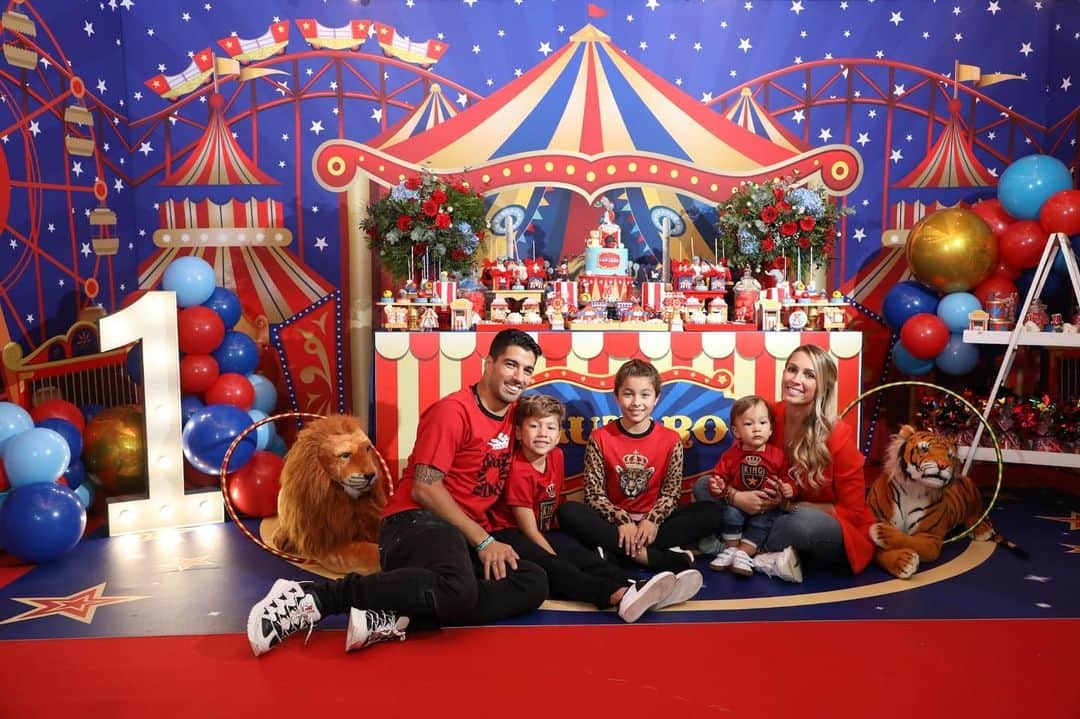 ソフィア・バルビのインスタグラム：「Festejo cumple de Lauti 1 🎉🎁 Gracias @greta_llobet por organizar y diseñar exactamente lo que queria para este dia tan especial.  Gracias, @materia_impar  @dulceseptiembre09  @niceflowers.es  @sorayasweetmama  @pacopinofotografia  @vanitasespai」