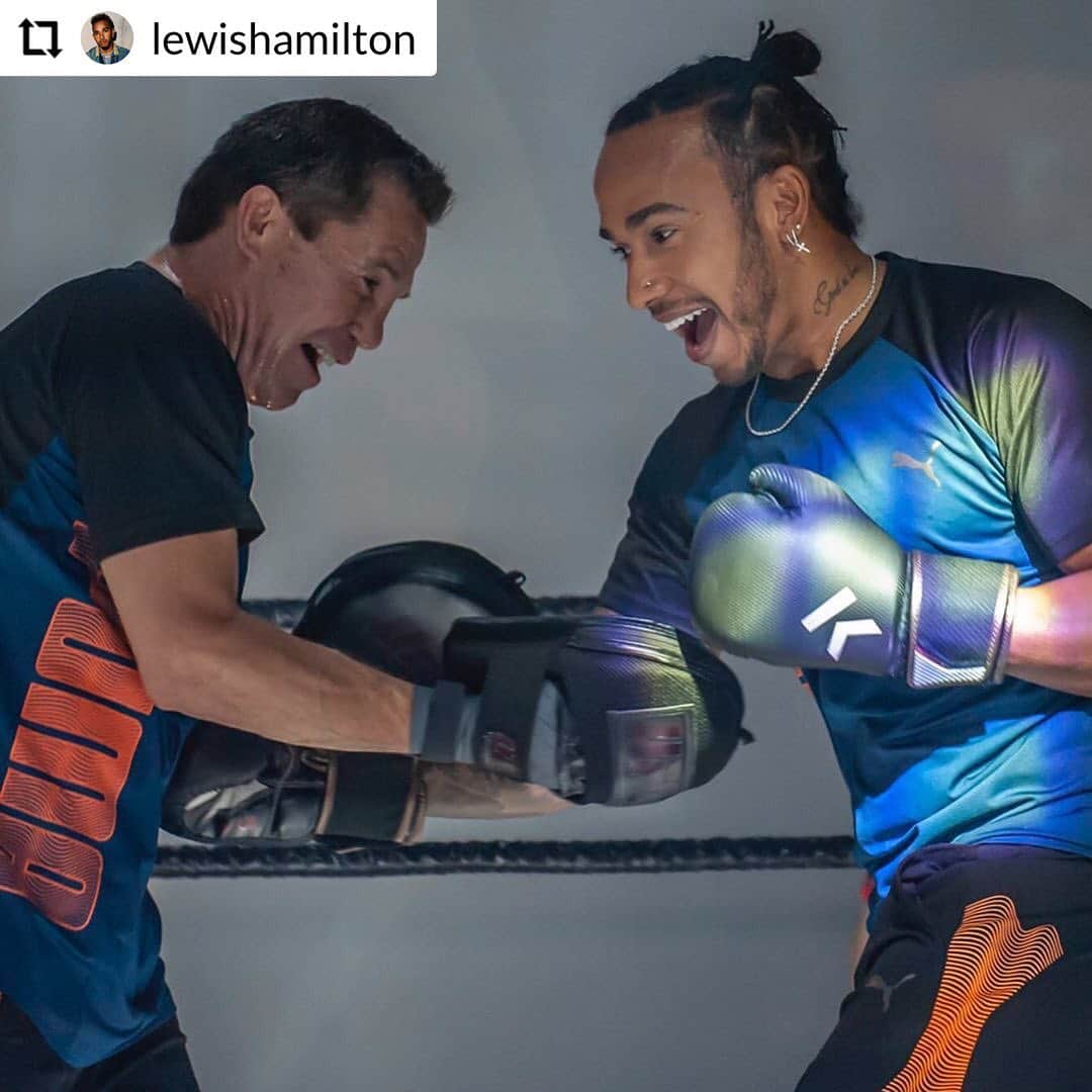 MERCEDES AMG PETRONASさんのインスタグラム写真 - (MERCEDES AMG PETRONASInstagram)「Box box box 🥊🥊 Lewis looking 🔥 on the pads with boxing legend Julio Cesar Chávez ahead of the #MexicoGP! 👊 • #MercedesAMGF1 #MercedesAMG #F1 #PUMA #LH44 #F1esta #Boxing @pumamexico」10月25日 5時52分 - mercedesamgf1