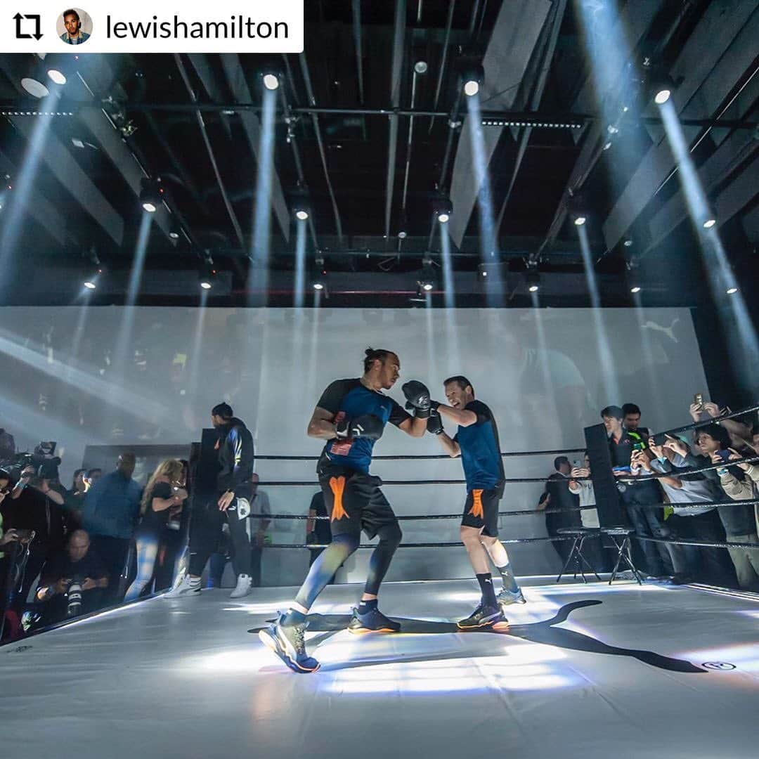 MERCEDES AMG PETRONASさんのインスタグラム写真 - (MERCEDES AMG PETRONASInstagram)「Box box box 🥊🥊 Lewis looking 🔥 on the pads with boxing legend Julio Cesar Chávez ahead of the #MexicoGP! 👊 • #MercedesAMGF1 #MercedesAMG #F1 #PUMA #LH44 #F1esta #Boxing @pumamexico」10月25日 5時52分 - mercedesamgf1