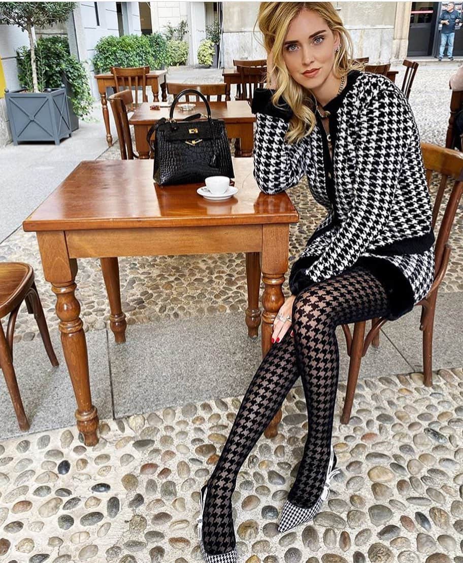 CALZEDONIAさんのインスタグラム写真 - (CALZEDONIAInstagram)「Total look of the season: Pied de Poule! Discover the trend in stories and in bio! [MODC1593]  #calzedonia #ItalianLegwear #ChiaraWearsCalzedonia」10月24日 21時02分 - calzedonia