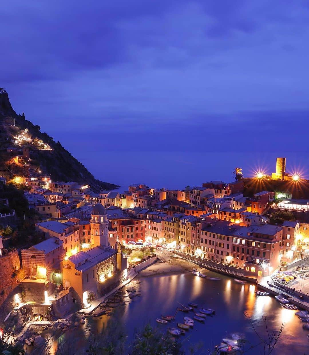 田島知華さんのインスタグラム写真 - (田島知華Instagram)「【Italy🇮🇹Vernazza】 チンクエ・テッレの幻想的な夜。 暗くなってもわかるカラフルな街並み。 マジックアワーをどの村で迎えるか迷った結果、 ヴェルナッツァを選びました。  高台からはランプが灯された街と静かな砂浜。 ぐるっと建物で囲まれた入り江が ヴェルナッツァの特徴で、 水面が照らされる夜はさらに街が輝いて見えます…✨ Copyright © TAJIHARU  PENTAX K-1 MarkⅡ HD PENTAX-D FA 28-105mmF3.5-5.6ED DC WR _ #たじはるトリップ #TAJIHARU_italy #イタリア #チンクエテッレ #ヴェルナッツァ #ヨーロッパ #女子旅 #旅ガール #カメラ女子 #イタリア旅行 #italy #cinqueterre #vernazza #europe #igerseurope #igersitaly #topeuropephoto #topitalyphoto #visititaly #visitvenice #wonderful_places #beautifuldestinations #beautifulplace #earthpix #discoverglobe #discoverearth」10月24日 21時02分 - haruka_tajima