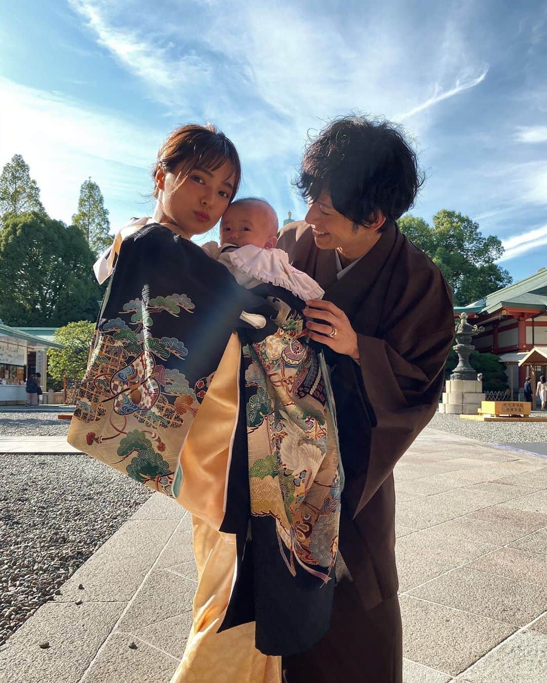 片山良平のインスタグラム：「初宮参り⛩ いつもお世話になってる日枝神社へ⤴️ 最高に晴れたよ☀️ #入院してて遅くなっちゃったけど #初宮参り #泣きすぎー #お疲れ様 #日枝神社」