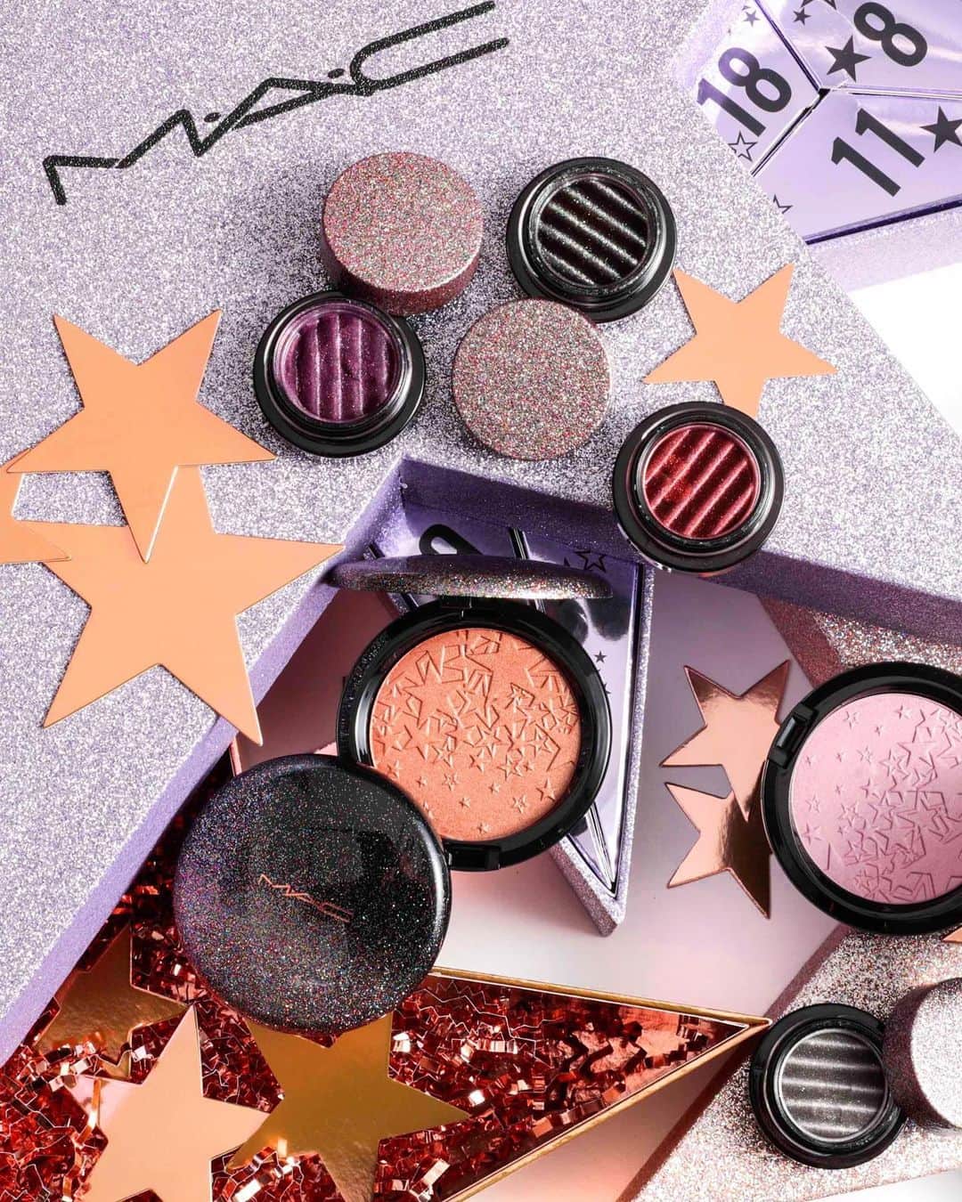 M∙A∙C Cosmetics Japanのインスタグラム：「ㅤ 【明日全国発売】 ベルベットのような質感で目元にぴたっとフィットするアイシャドウと、スポットライトを浴びたような肌を演出するフェイスパウダー。流星のような眩いメタリックな輝きで、あらゆる人を魅了して✨ ㅤ ㅤ *10/23(水) 公式オンライン先行販売中 *10/25(金) 全国発売 ㅤ #MACHoliday #MACクリスマスコフレ2019 ㅤ DESIGN: M·A·C ARTIST RINO KASAI @rino416⠀@macprotokyo PHOTO: @takaki_iwata ㅤ ㅤ ㅤ ㅤ ㅤ #MACCosmeticsJapan #MACコスメ #MACCosmetics #コスメ #メイク #ホリデー #コフレ #クリスマスコフレ #クリスマスコフレ2019 #ホリデーシーズン #クリスマスプレゼント #アイシャドウ #ハイライト #ツヤ肌 #ホリデーコフレ #ラメ #makeup #cosme #cosmetics #holiday #holidaymakeup #holidaycollection #holidays #holiday2019」