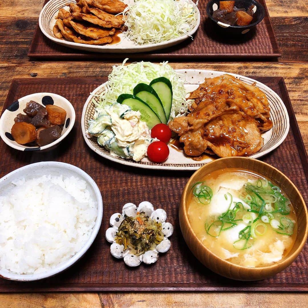 chaako ちゃあこのインスタグラム：「2019.10.24 * * 今日の晩御飯٩(๑❛ᴗ❛๑)۶ * ＊豚の生姜焼き ＊ポテトサラダ ＊ちぎりこんにゃくとごぼう天の煮物 ＊お漬物 ＊落とし卵のお味噌汁 ＊炊きたて新米 * でした(๑´ڡ`๑) * 気づけば今月インスタに写真あげたの、これで3回目…(笑)びっくり(￣m￣*) * ごはんは毎日作ってるのに、ヤル気ないのかな… 夫にも「今日も写真撮らんと？」って言われてみたり(笑) * はなちゃんはあまり変わりはないのですが、昔ほど食べないからか、体重が落ちて来ちゃって… * 最高8.9キロもあった体重が、今は6キロくらい。 5月の初めまでは重かったのに、今は本当軽くて… * 食欲が無い訳じゃないんですけどねー。 どうしたものか(´ㅂ`;) * 約1か月前は台風の影響で8時間も停電したなー。 そんな時に、Twitter登録した私(￣m￣*) * だこさんが、Twitterが1番情報が早いよって教えてくれたので、即アプリ取って、暗闇の中で登録(笑) * 台風への備えって大事ですね。 今年は特に被害が酷いですもんね。 * ランタンとか色々買っておかなければ(๑•̀ㅂ•́)و✧ * 昨日はホークスが日本一に♡ 来年はリーグ優勝からの日本一になってもらいたいな(*≧∀≦) * * *」