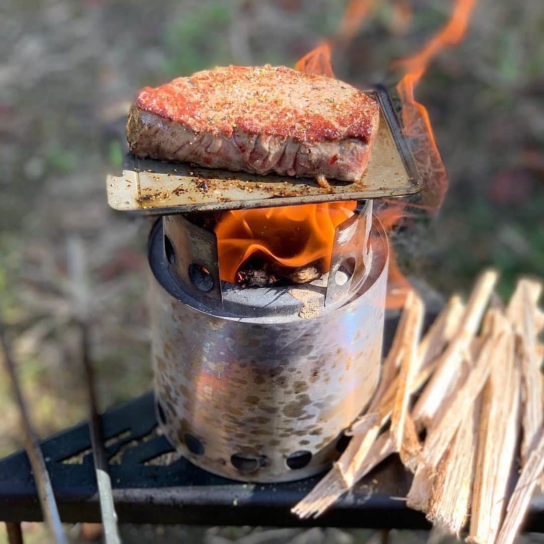 CAMP_HACKさんのインスタグラム写真 - (CAMP_HACKInstagram)「雑誌『BE-PAL』の付録のミニ鉄板を、活用されている方を発見！　コンパクトなソロストーブで、ブ厚いステーキ肉を焼くのにもピッタリのようですよ。 . . from CAMP HACK . CAMP HACKであなたのキャンプライフを取材します！ 『#camphack取材』を付けて投稿！ . Photo by @nissycamp18 さん . #camp #camping #camphack #outdoorlife #outdoor #trip #travel #japan #followme #weekend #travelling #outdoorgirl #family #familytrip #キャンプ #アウトドア #キャンプ道具 #キャンプ初心者 #家族 #外遊び #自然 #キャンプ場 #お出かけ #ソロストーブ」10月24日 21時05分 - camp_hack