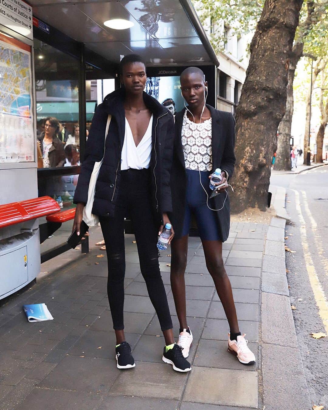 Droptokyoさんのインスタグラム写真 - (DroptokyoInstagram)「LONDON STREET STYLES @drop_london #🇬🇧 #streetstyle#london#streetscene#streetfashion#streetwear#streetculture#fashion#film#filmphotography #LFW#londoner#styleblogger#fashionshow#fashionmodeles#mood#fashionweek#photography#instafashion#fashionstyling#models#highfashion#fashionstyle#fashionstyling#photographer#style Photography: @yuri_horie_」10月24日 21時06分 - drop_tokyo