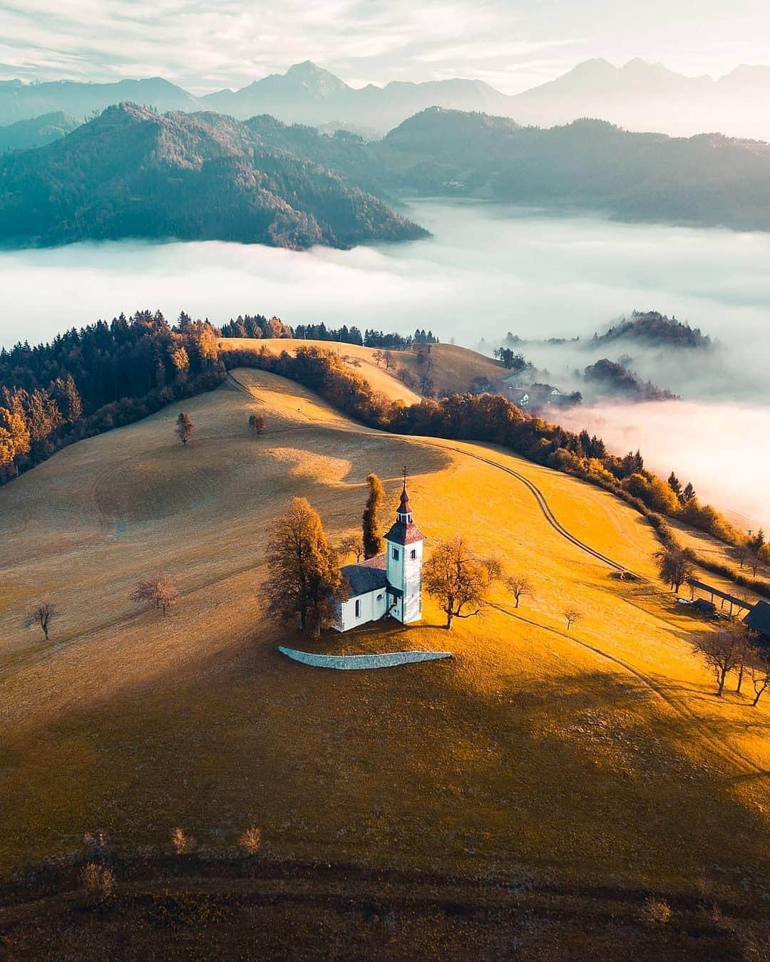 BEAUTIFUL DESTINATIONSさんのインスタグラム写真 - (BEAUTIFUL DESTINATIONSInstagram)「Although relatively small in size, Slovenia is host to four important European geographical regions⛰: The Alps, the Dinaric area, the Pannonian plain and the Mediterranean. With 60% of the country covered by forest🌲, this is the perfect destination for hiking, spa escapes, and cave exploring👀. (📷: @airpixels📍: Slovenia)」10月24日 21時06分 - beautifuldestinations