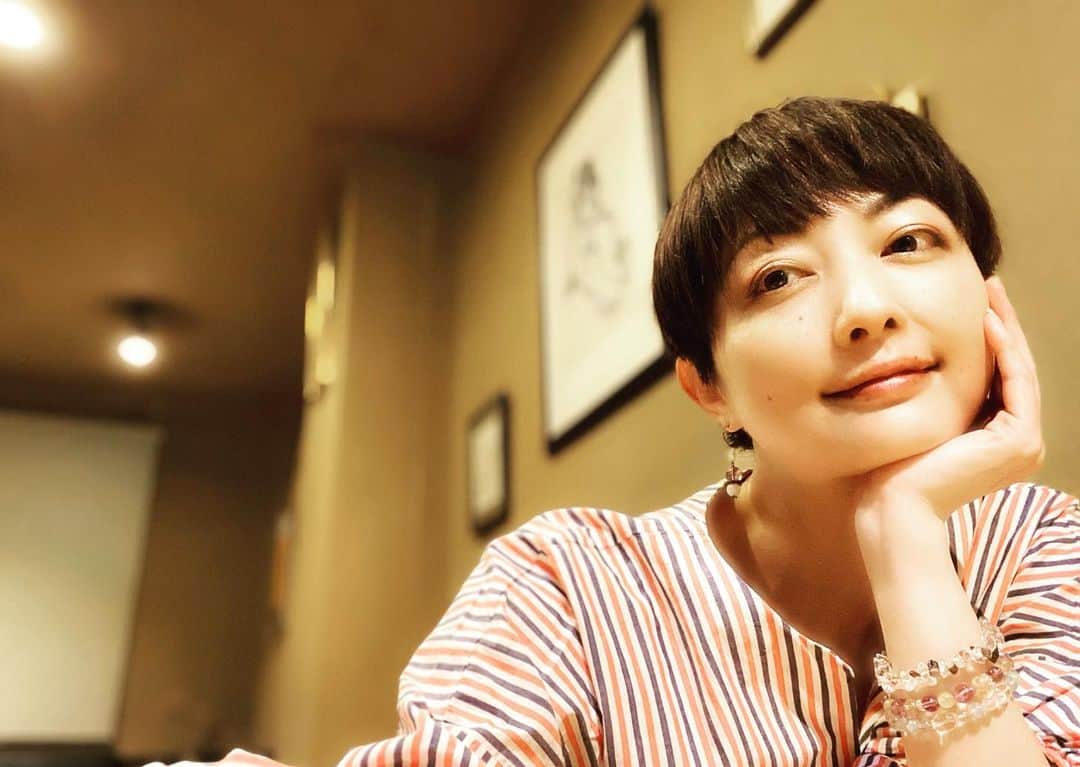 野本かりあのインスタグラム：「10年以上前から通っているお店。 ここ2年は毎週は来ているお店。 今年いっぱいで閉店すると先日聞き。 その時の衝撃は凄かったけれど、今はこのお店でお酒や美味しいご飯と、顔馴染みのお客さんとの時間を楽しもうと思う。 今は、振り返ったり深い話は置いておく。」