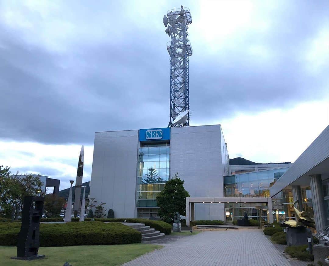 のインスタグラム：「. 今日のふるさとライブ終了直後の空。 この1時間後には外はもう真っ暗。 日が暮れるのがだいぶ早くなりましたね🍂 朝晩冷え込む日も多くなってきましたので 体調管理に気を付けてお過ごし下さいね🧸 . 改めまして、台風19号で被害に遭われた皆様に 心よりお見舞い申し上げます。 一日も早くみなさんに平和な日常が戻りますように。」