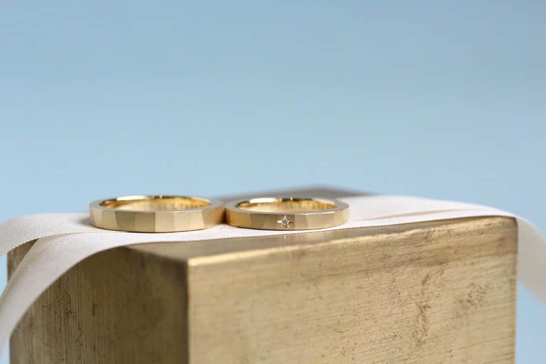 ith / イズ オーダメイド結婚指輪さんのインスタグラム写真 - (ith / イズ オーダメイド結婚指輪Instagram)「落ち着いたマットな 槌目デザインを お選びになったお二人。 . . ご納品は“可愛い！”と大絶賛。 お二人の笑顔に、 幸せをおすそ分けしてもらいました. . . ▽ 指輪について 結婚指輪(男性)：槌目 夏 K18YG：137,000円〜 . 結婚指輪(女性)：槌目 夏 K18YG：123,000円〜 . . 公式ハッシュタグ🤳✨ #イズマリッジ . . #結婚指輪 #婚約指輪 #プロポーズ  #マリッジリング #エンゲージリング  #指輪 #ダイヤモンド #ブライダルリング #婚約 #プレ花嫁 #ペアリング #指輪選び  #ウェディングドレス #ナチュラルウェディング  #指輪探し #結婚指輪探し #ゴールドリング  #オーダーメイドリング #結婚指輪オーダー #オーダーメイド #花嫁 #2019冬婚 #2020春婚 #2020夏婚 #一生もの #槌目 #K18 #クラフト」10月24日 21時20分 - ith_marriage