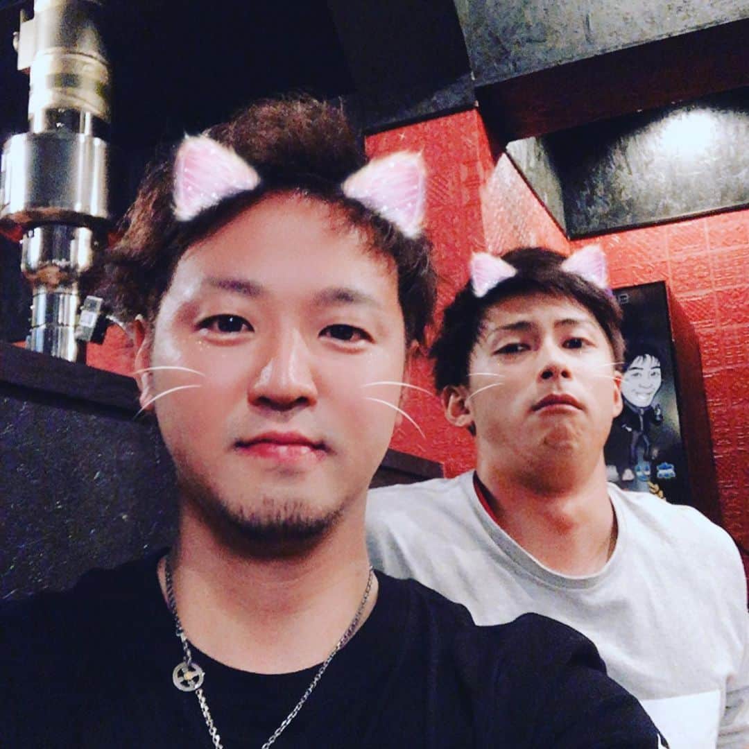 のインスタグラム：「盛り写真🤳盛れてるのか？ 今日はおっさんと寺さんと男飯😊 #寺田光輝#おっさん#BAR#fortyfour#横浜#横浜DeNAベイスターズ#関内」