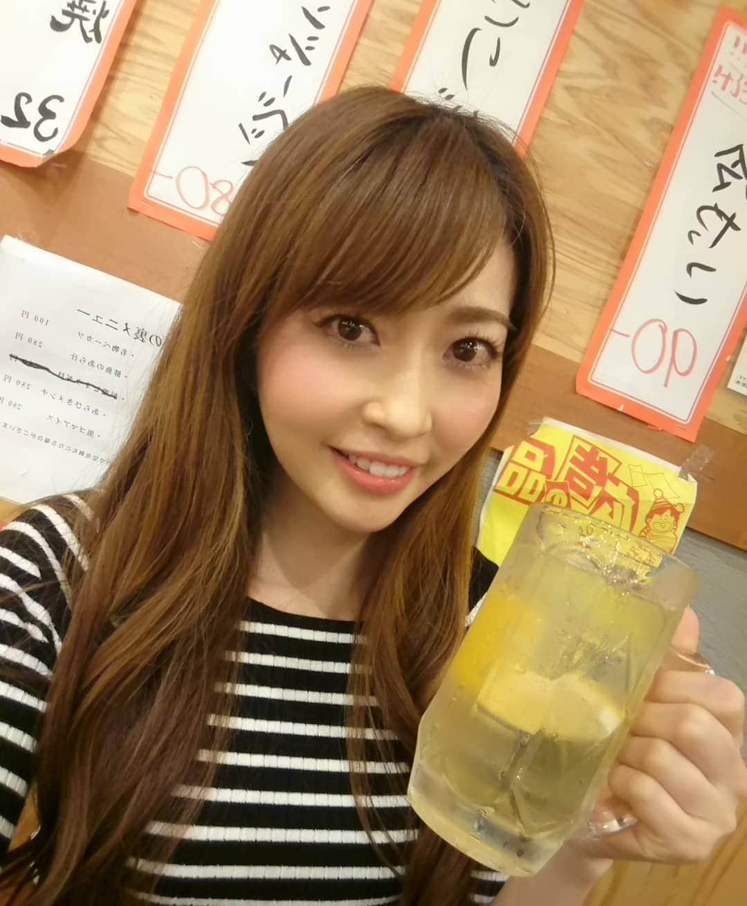 のインスタグラム：「お疲れさまでーす❣️❣️ . 最近ハイボールよく飲んでます😍✨ . こうゆう居酒屋も好きです🙌 . . #お疲れさま #ハイボール #乾杯 #お酒好き女子 #お酒 #居酒屋 #ボーダー柄 #pleasefollowme #instagood #yummy #くぅー #いいね歓迎 #大衆居酒屋」